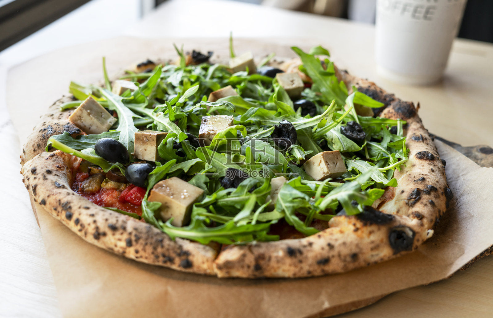 素食披萨配芝麻菜或rucola豆腐橄榄和西红柿近木板素食健康饮食照片摄影图片