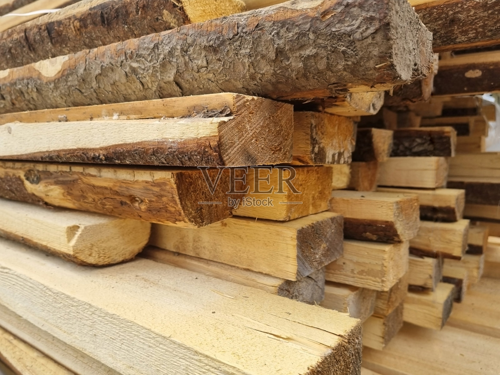 堆叠松木板。低质量的木材。有选择性的重点照片摄影图片