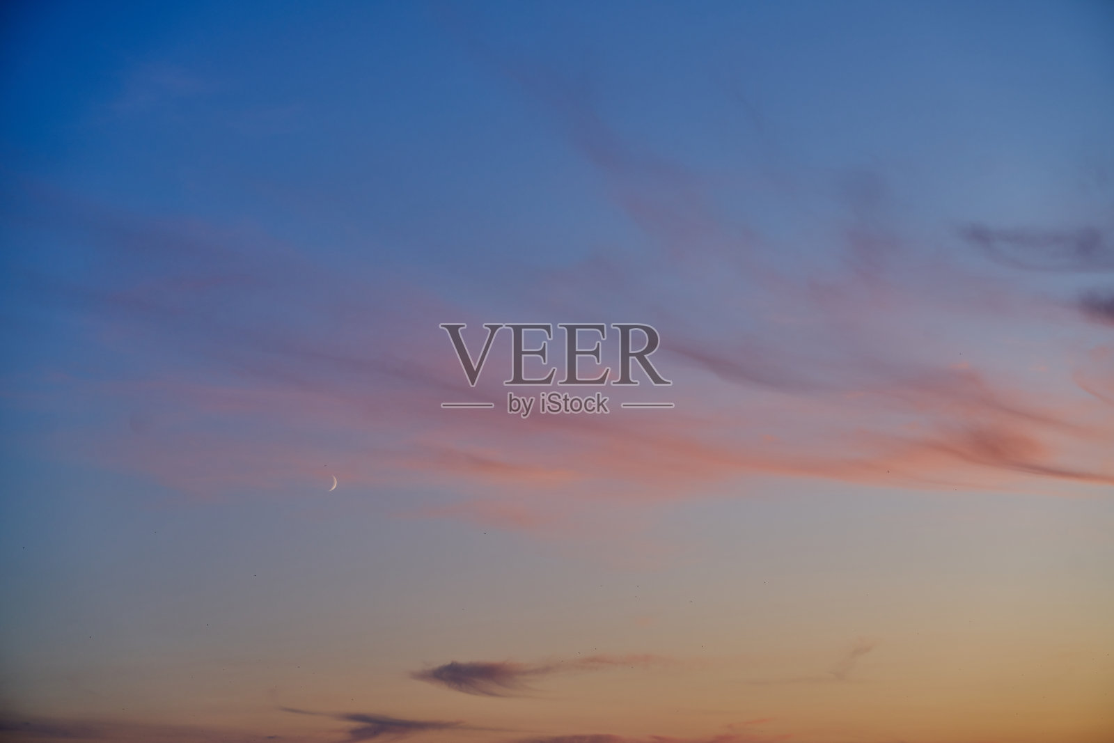 明亮的橙色和黄色的颜色日落的天空照片摄影图片