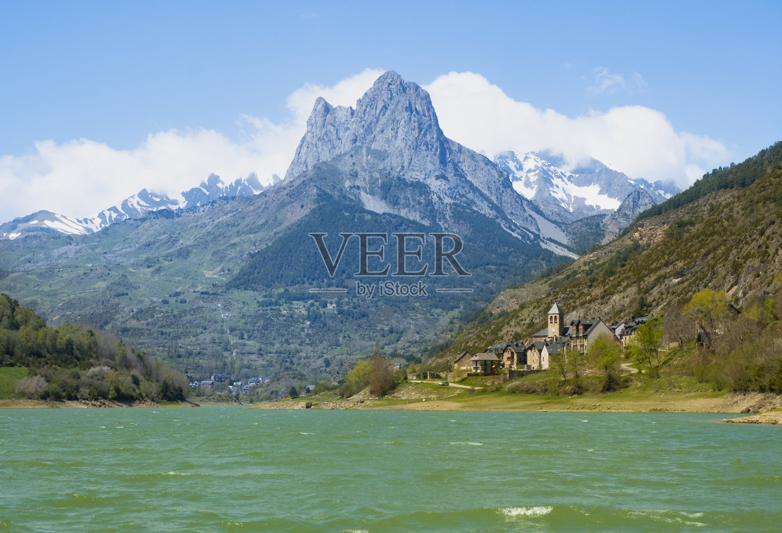 拉努扎水库和田纳山谷的Foratata岩村庄。照片摄影图片