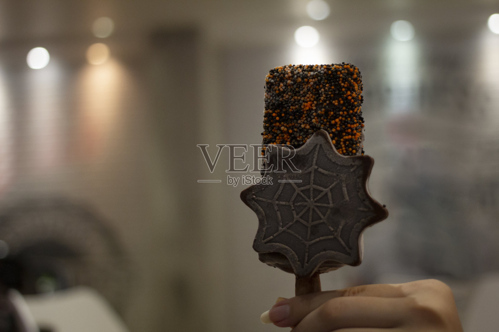 带有蜘蛛网装饰的巧克力调色板照片摄影图片