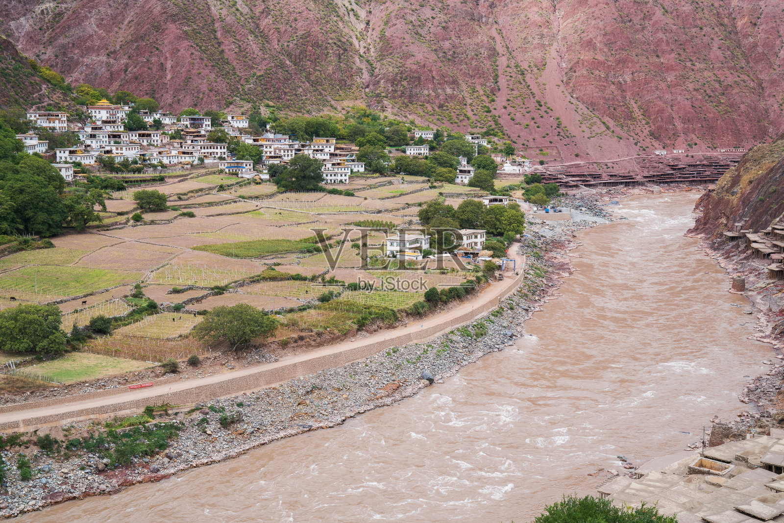中国云南山区的古村落、古盐河与自然景观照片摄影图片