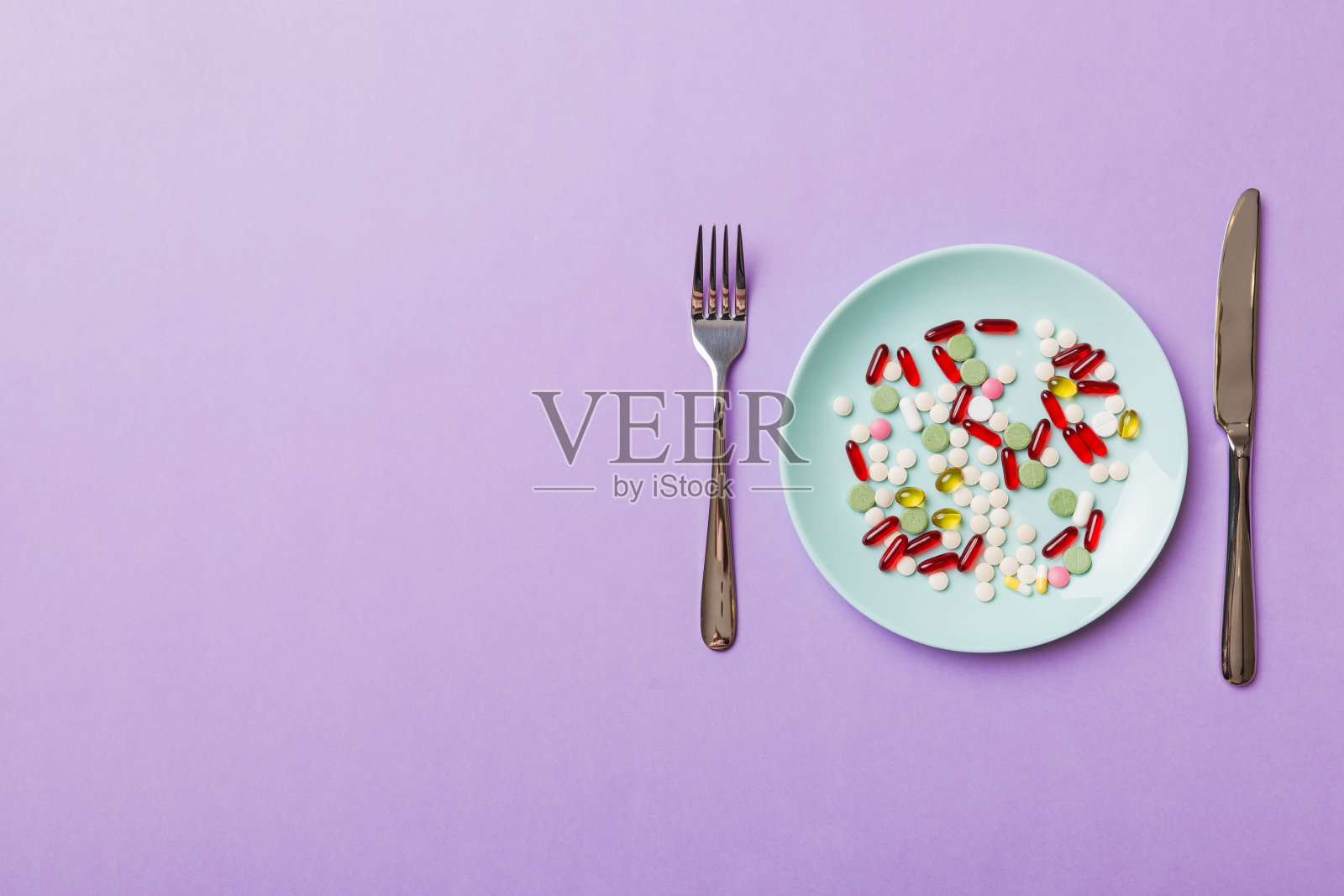 许多不同的减肥药和补充剂作为食物放在圆盘子里。药片作为一顿健康的饭菜。药品、药房、医药或医疗保健理念照片摄影图片
