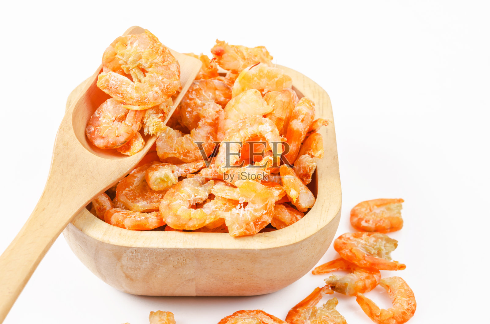 白底木杯干虾。照片摄影图片