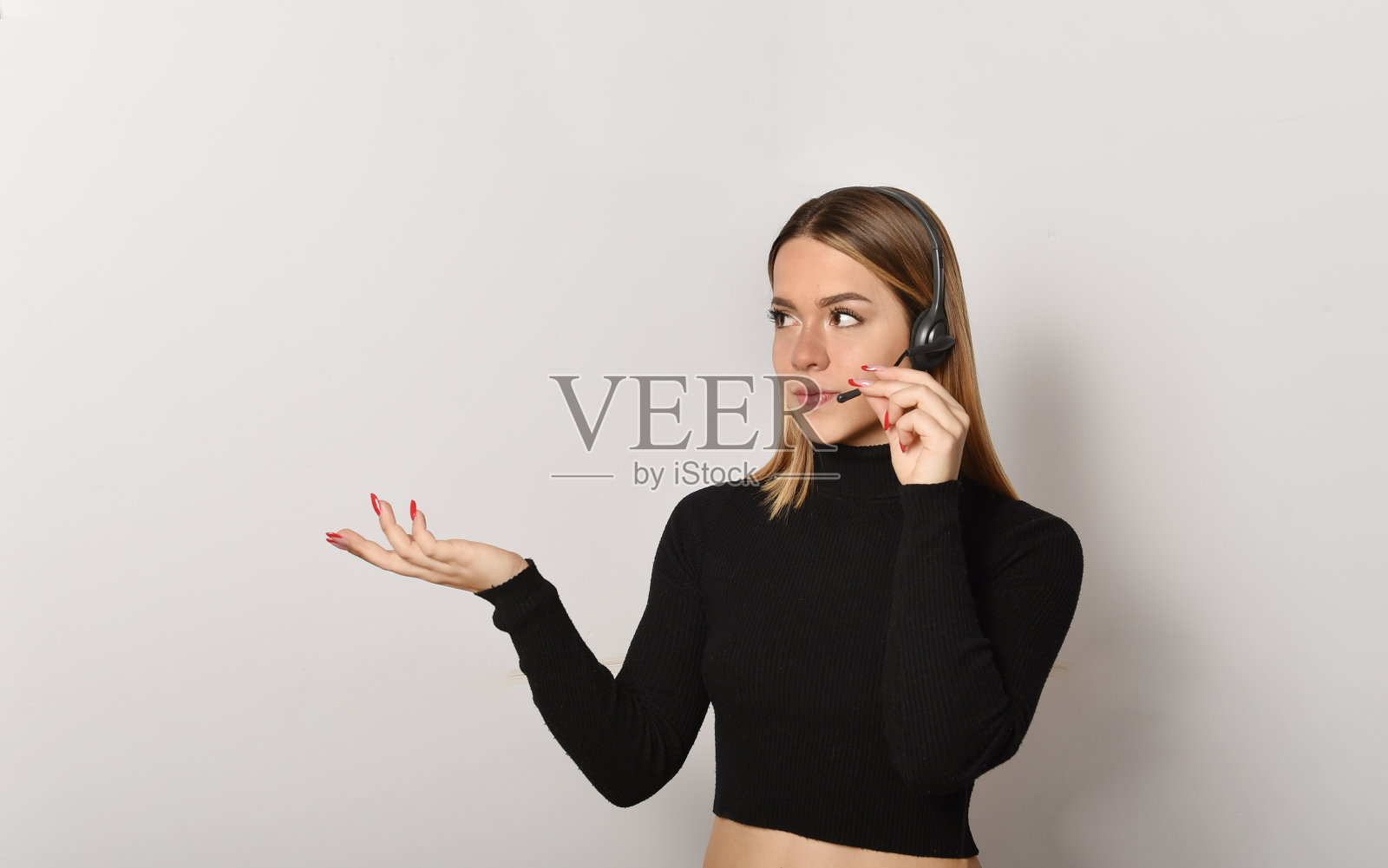 有复印空间的年轻接待员照片摄影图片