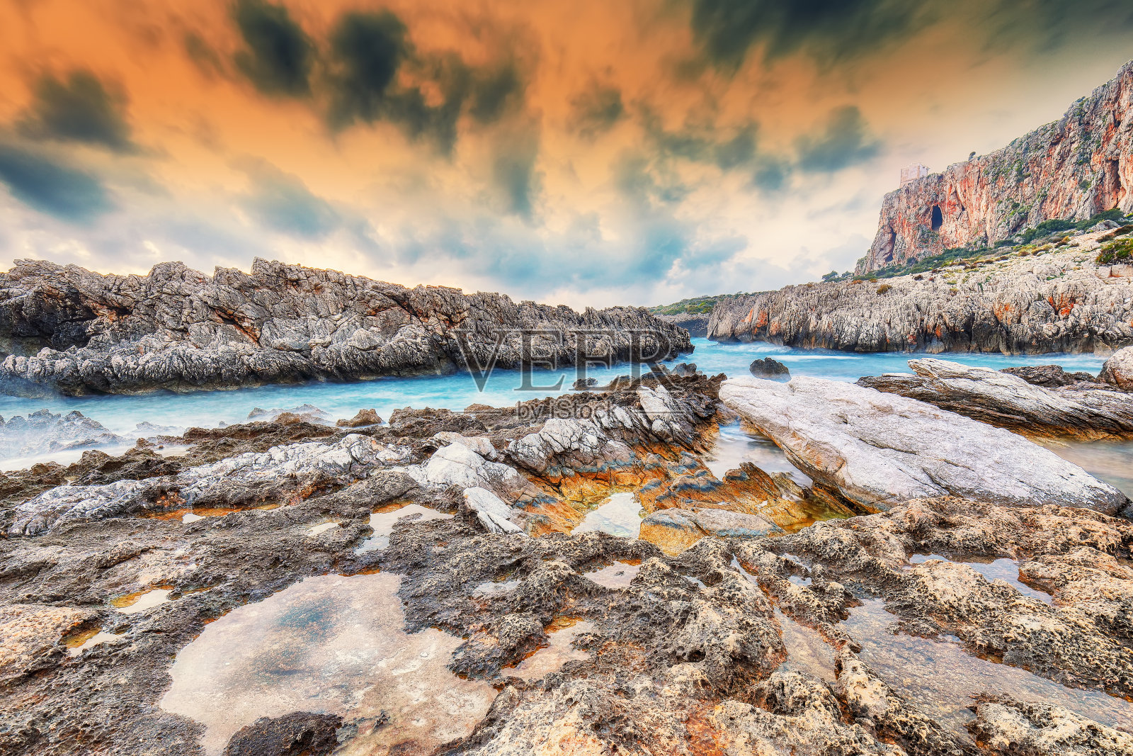 圣维多角伊索尔达海滩令人惊叹的夜晚海景。照片摄影图片