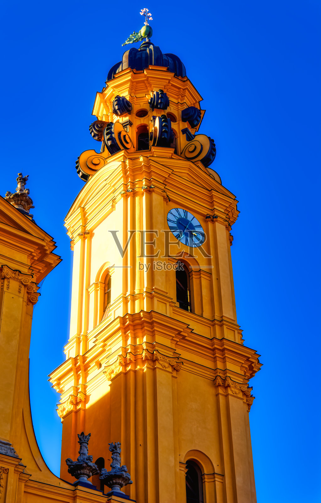 慕尼黑Odeonsplatz的巴洛克式剧院教堂。照片摄影图片