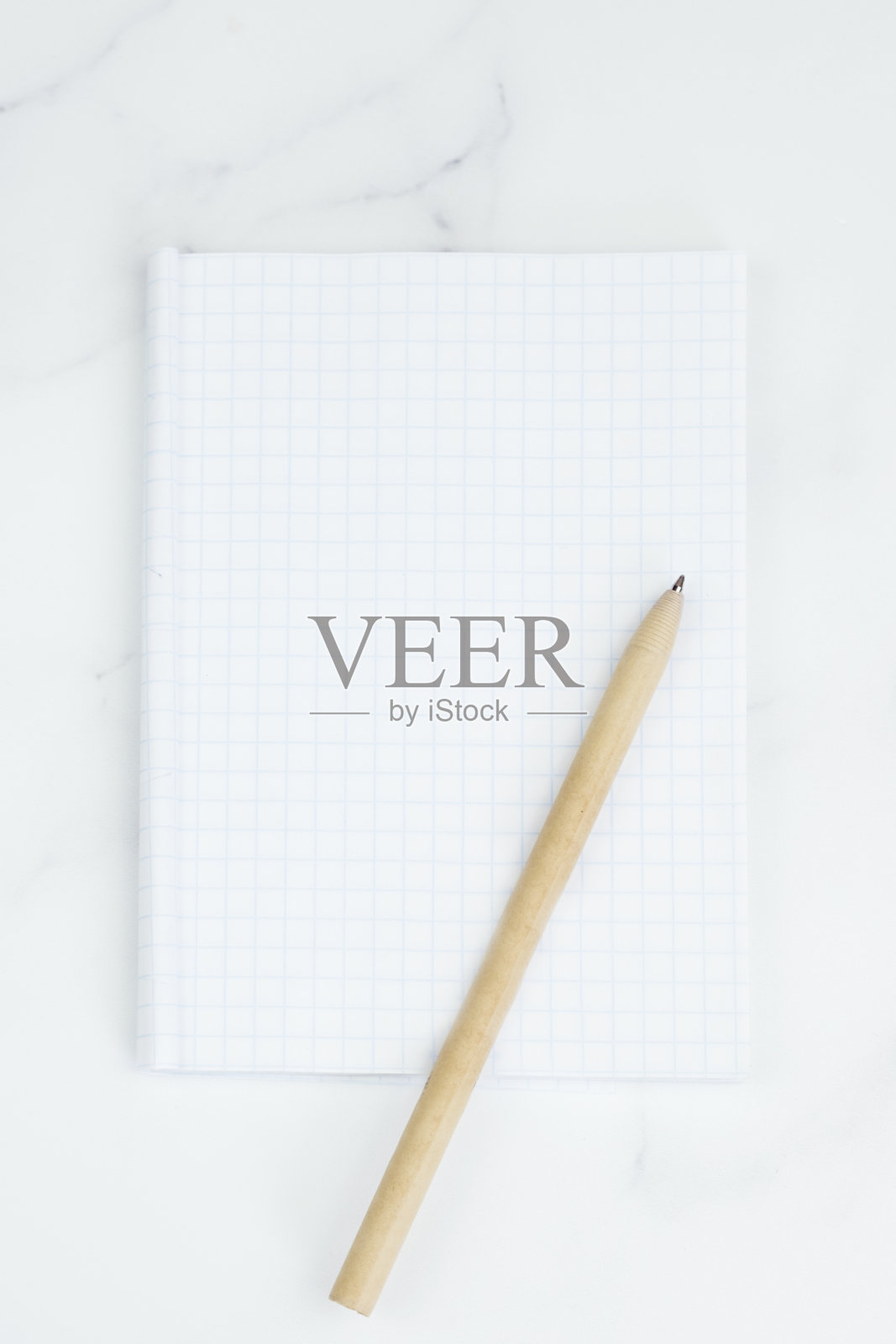 在记事本和圆珠笔的空白页的垂直图像照片摄影图片