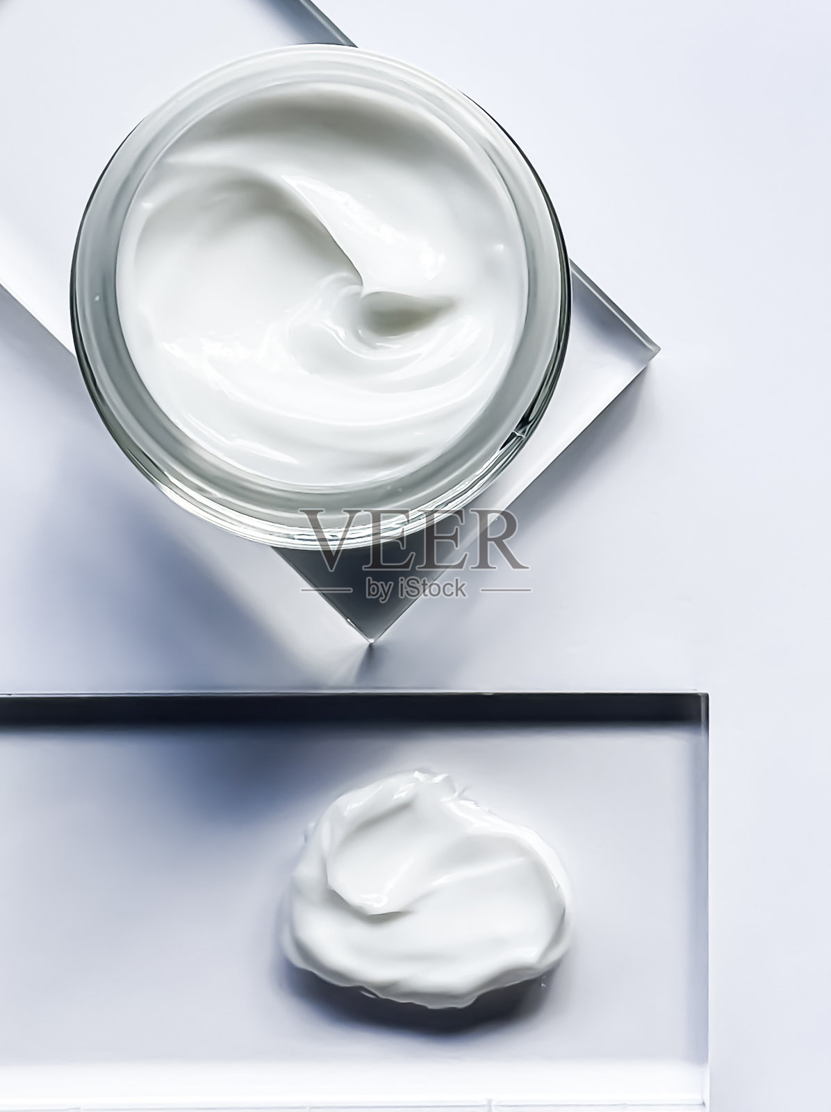 面霜,润肤霜罐和产品样品的玻璃,美容和护肤,化妆品科学照片摄影图片