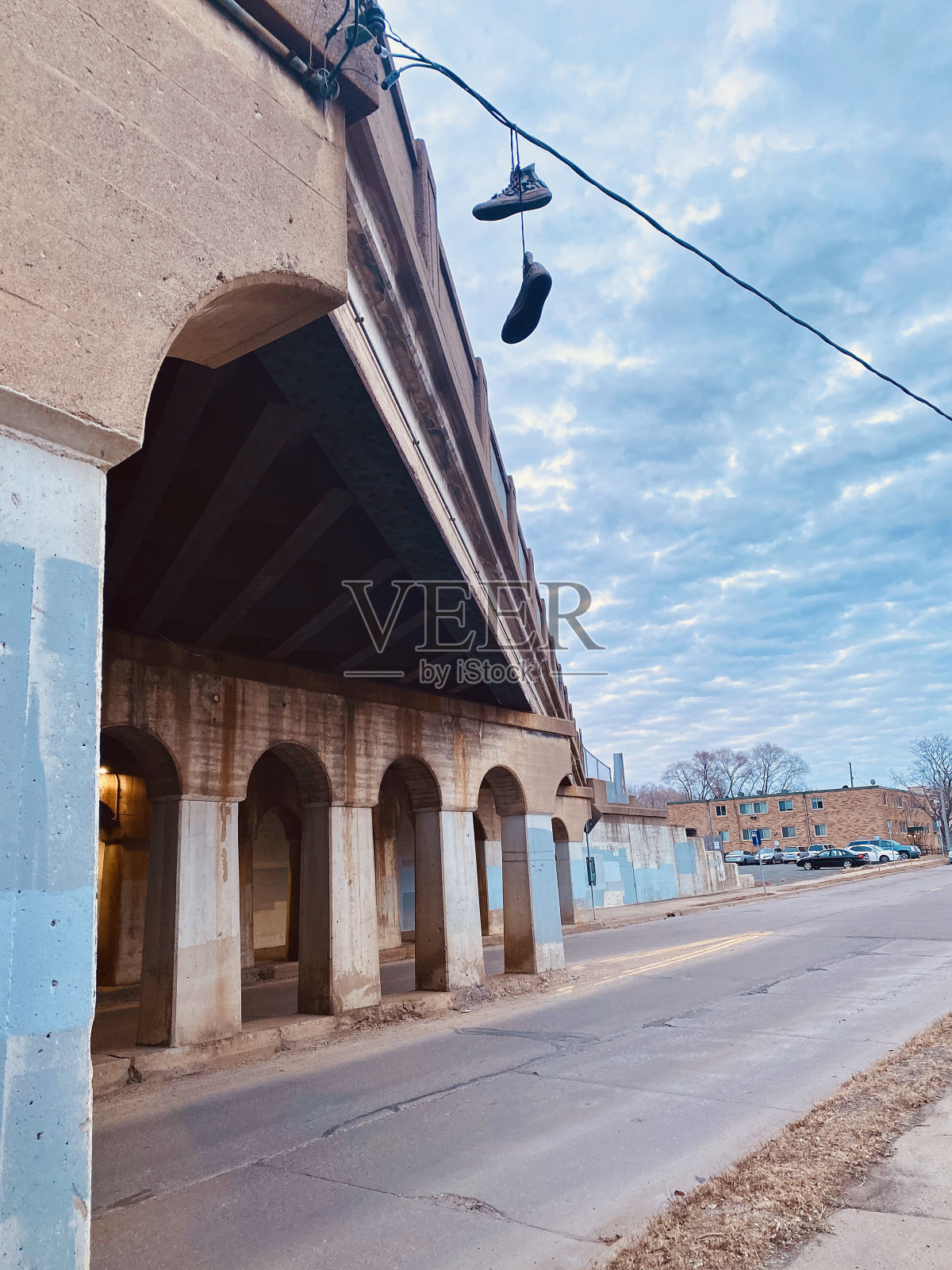 鞋挂在电线上的东北明尼阿波利斯火车桥照片摄影图片