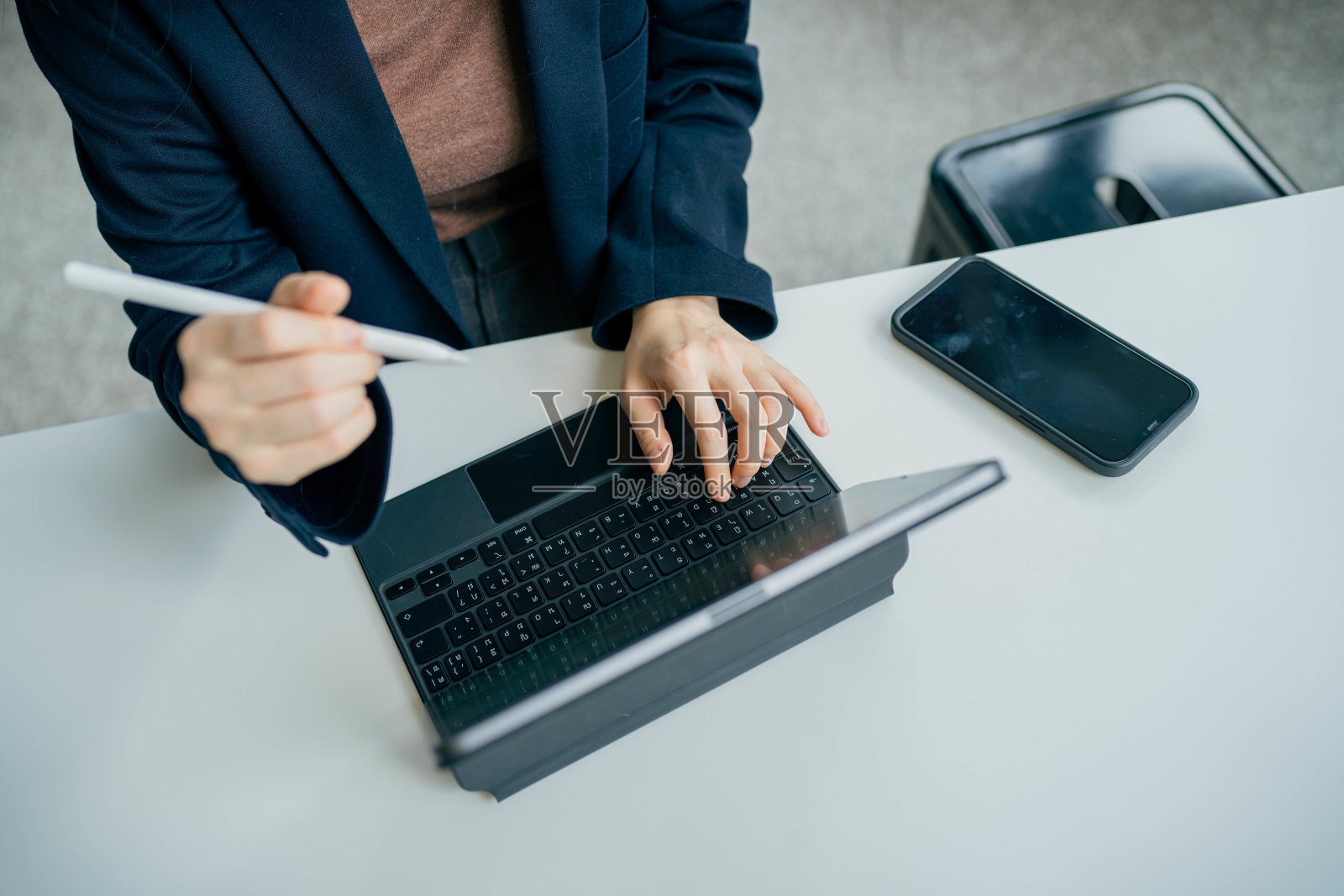 在公共工作空间工作的自由女性。照片摄影图片