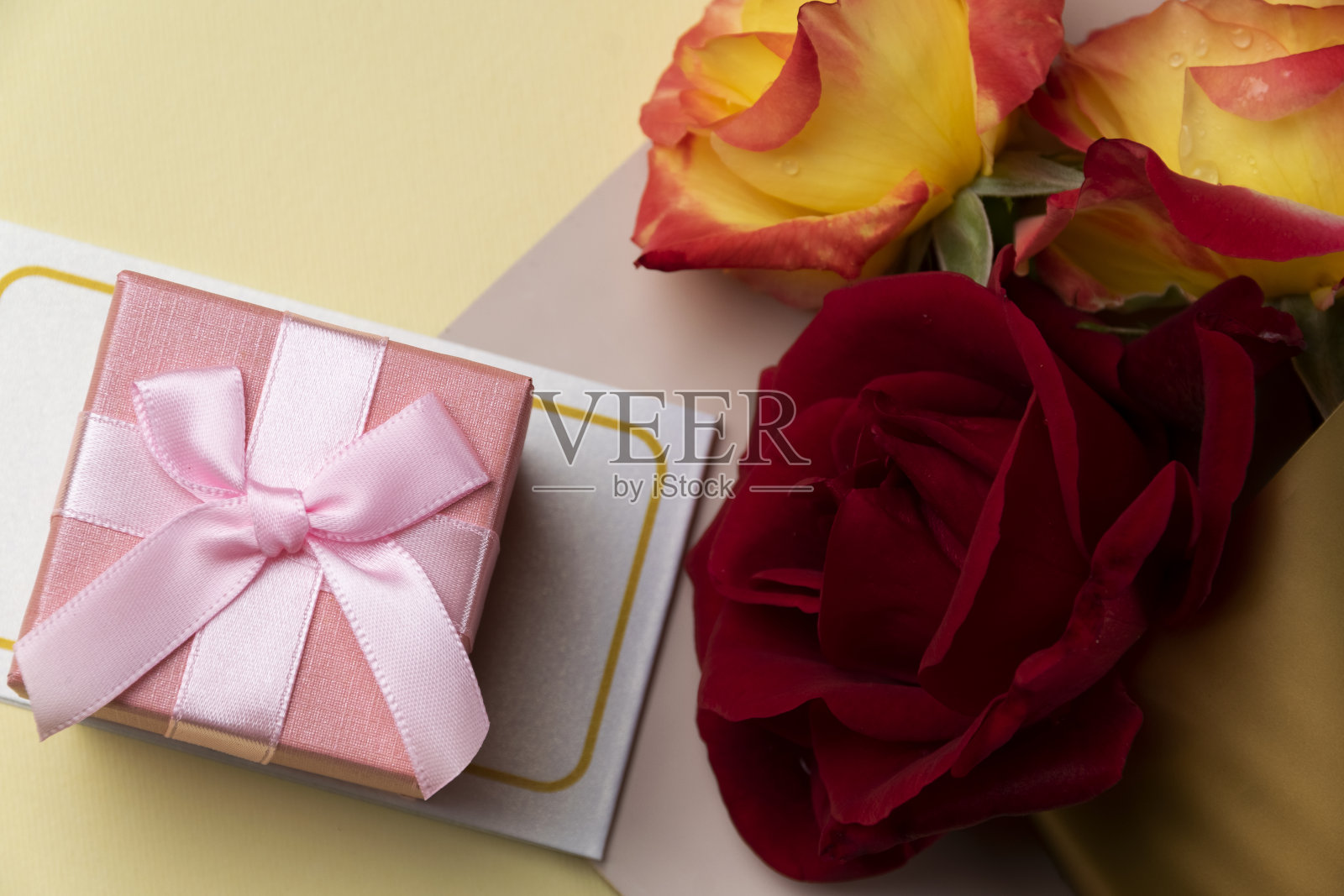 粉红色的礼盒和盛开的玫瑰。庆祝概念,迎宾平铺照片摄影图片