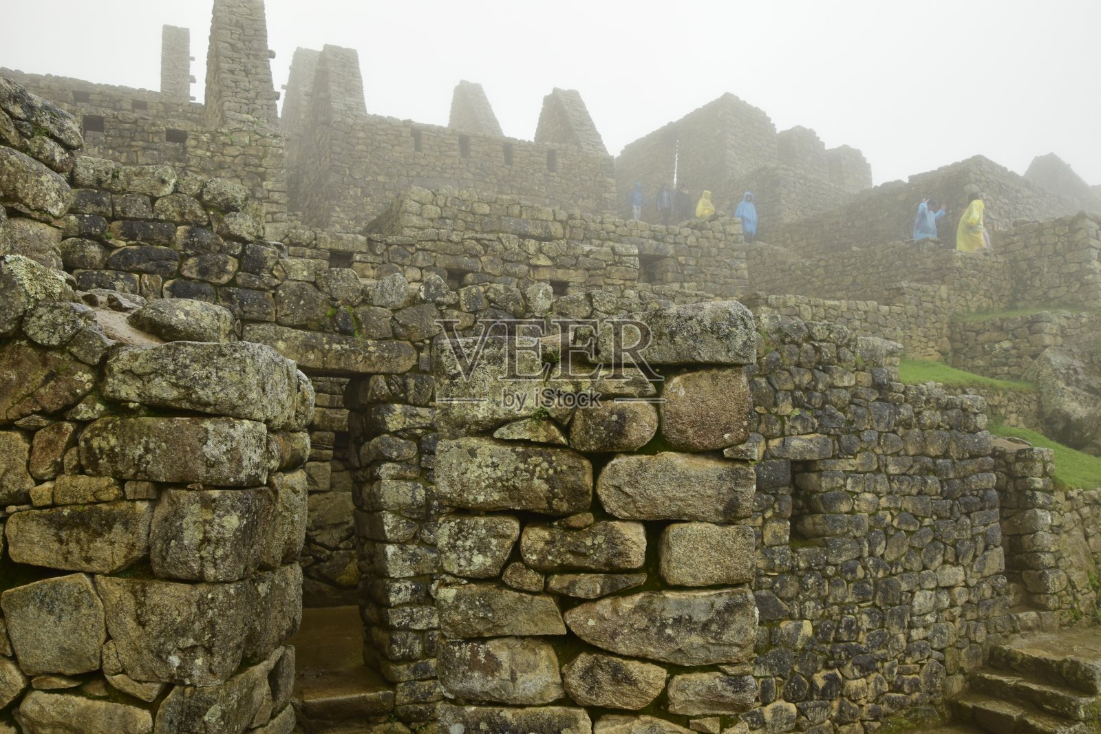 秘鲁雾中的印加古城马丘比丘遗址照片摄影图片