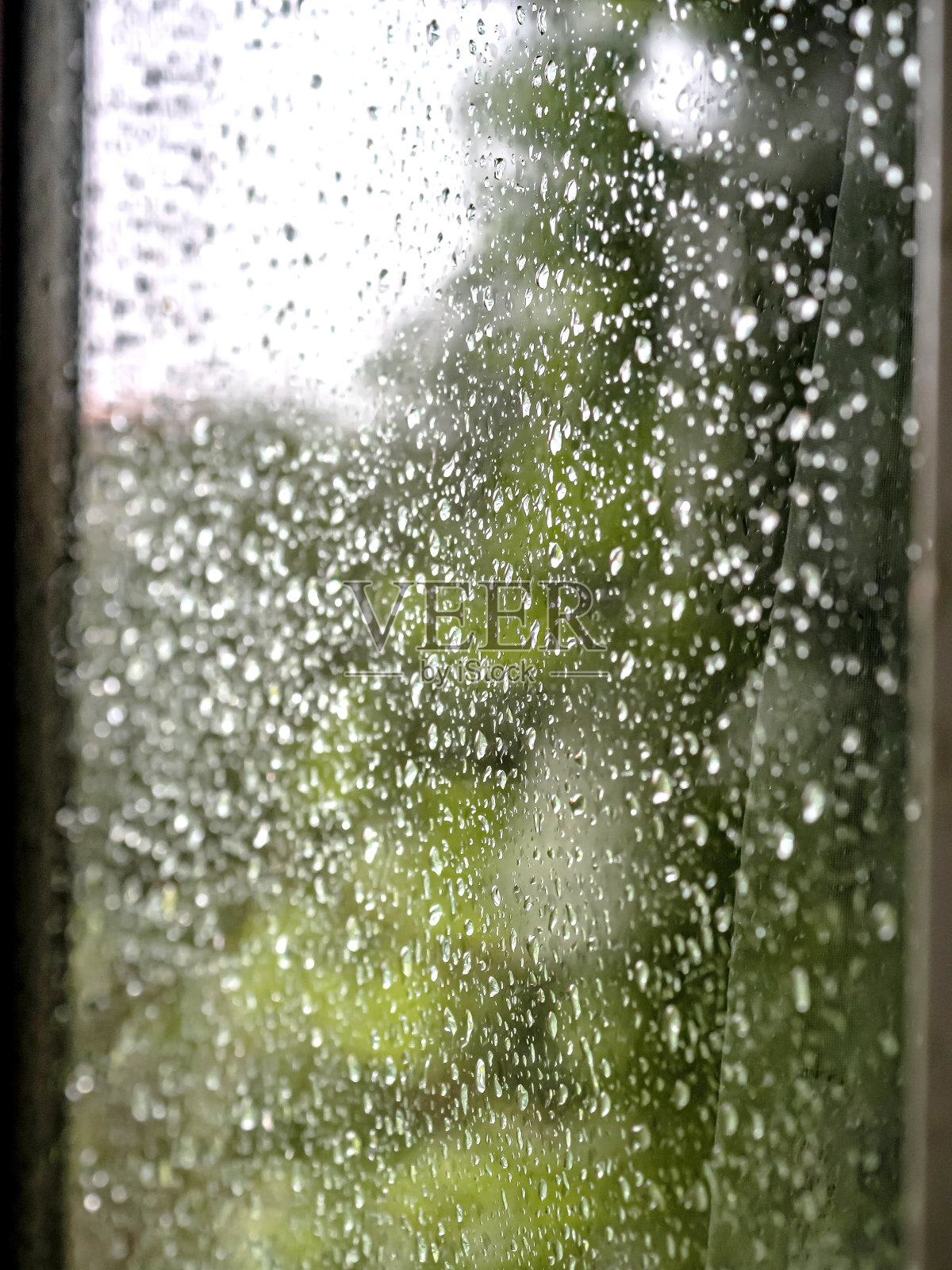 秋天的雨滴落在窗玻璃上照片摄影图片