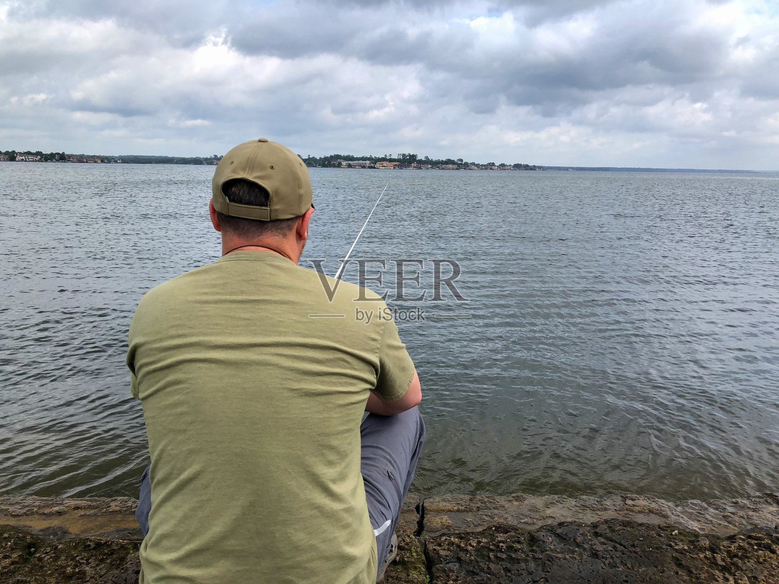 一个人在河边钓鱼照片摄影图片