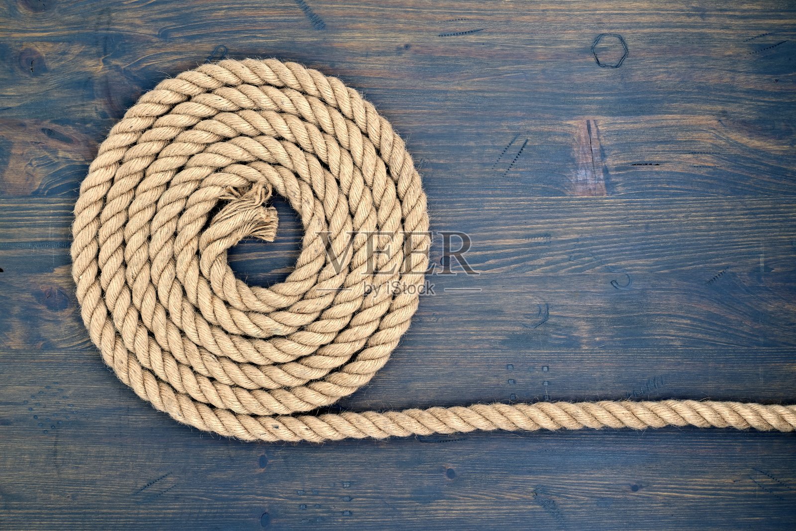 用天然黄麻绳在原始木材上编织而成照片摄影图片