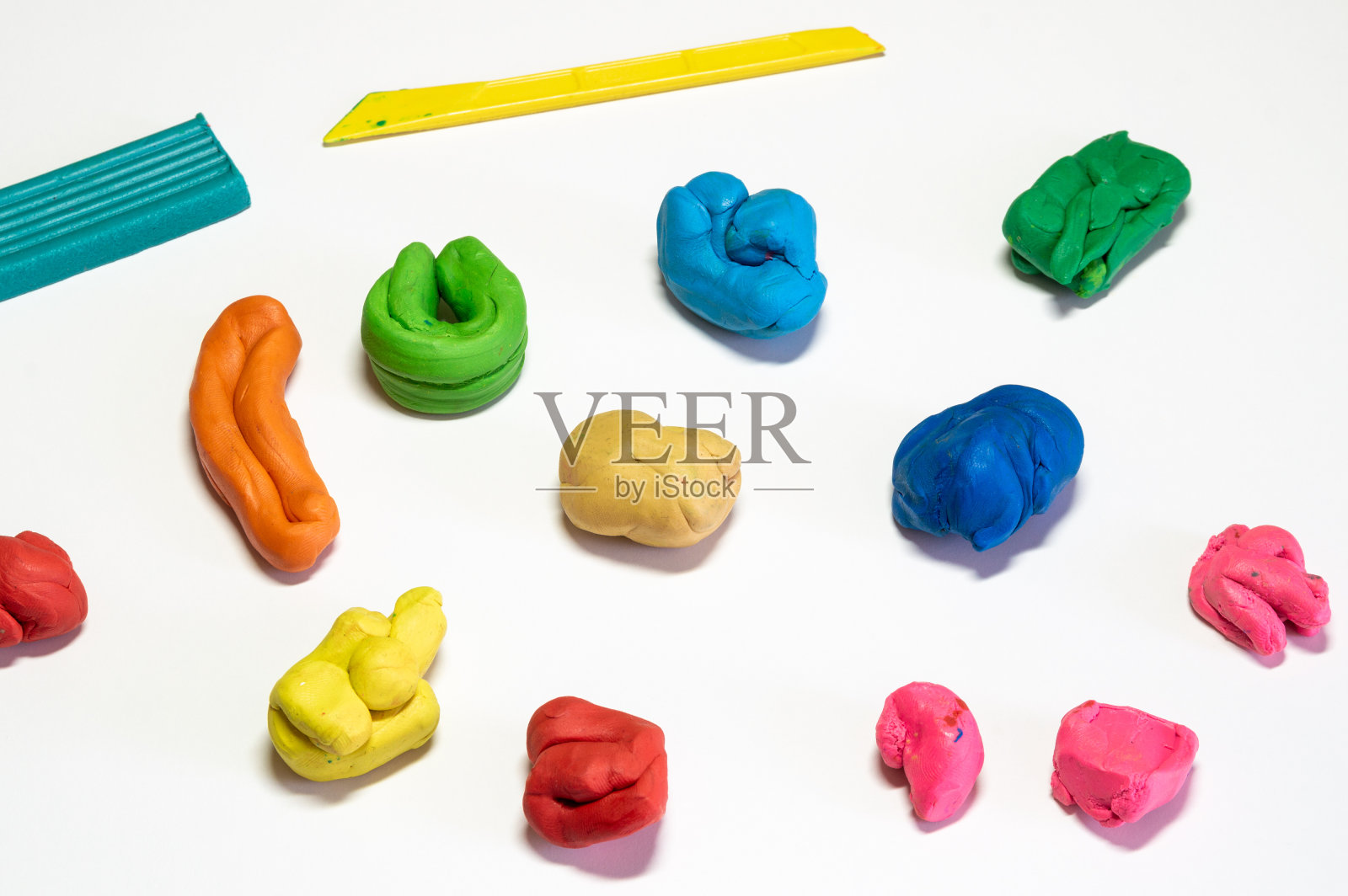 桌子上有五颜六色的橡皮泥照片摄影图片