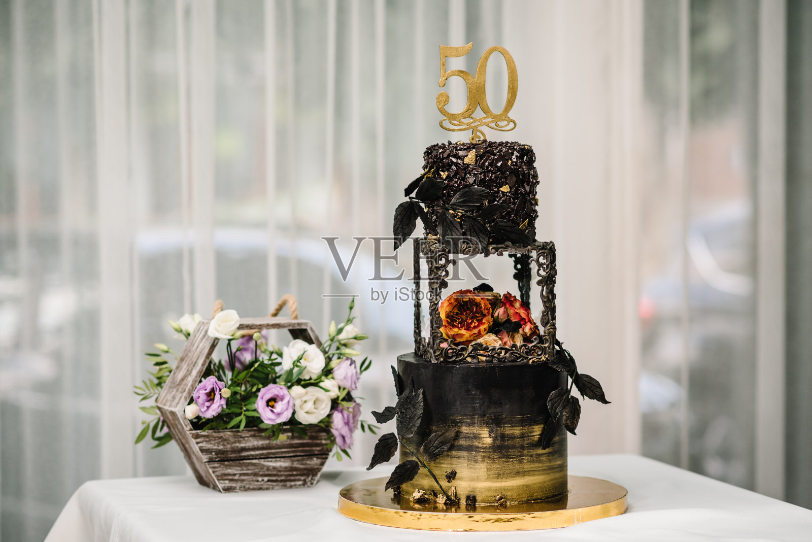 生日蛋糕:50周年鲜花金黑色装饰蛋糕照片摄影图片