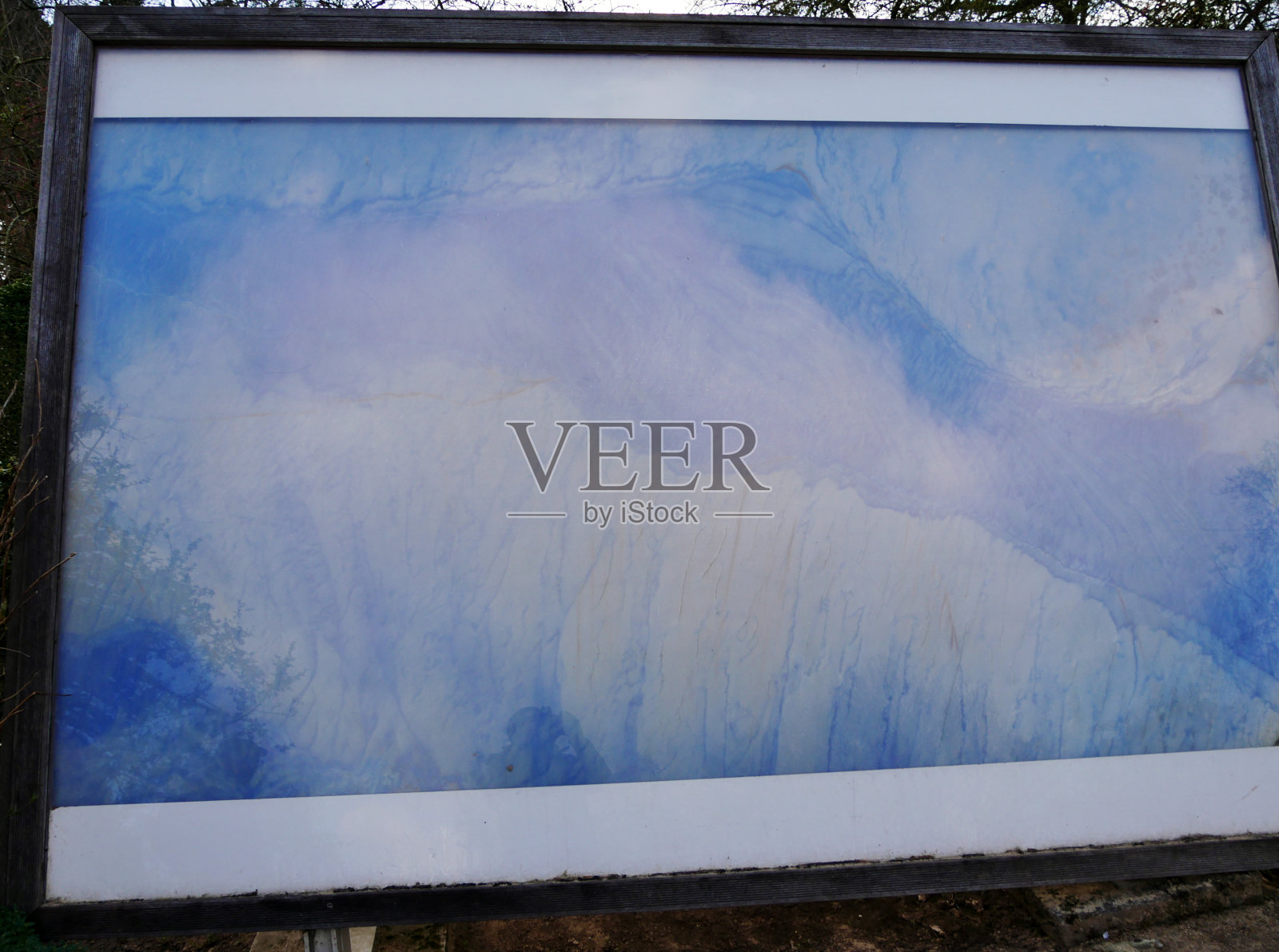 图像带有蓝色和白色图案的户外照片摄影图片