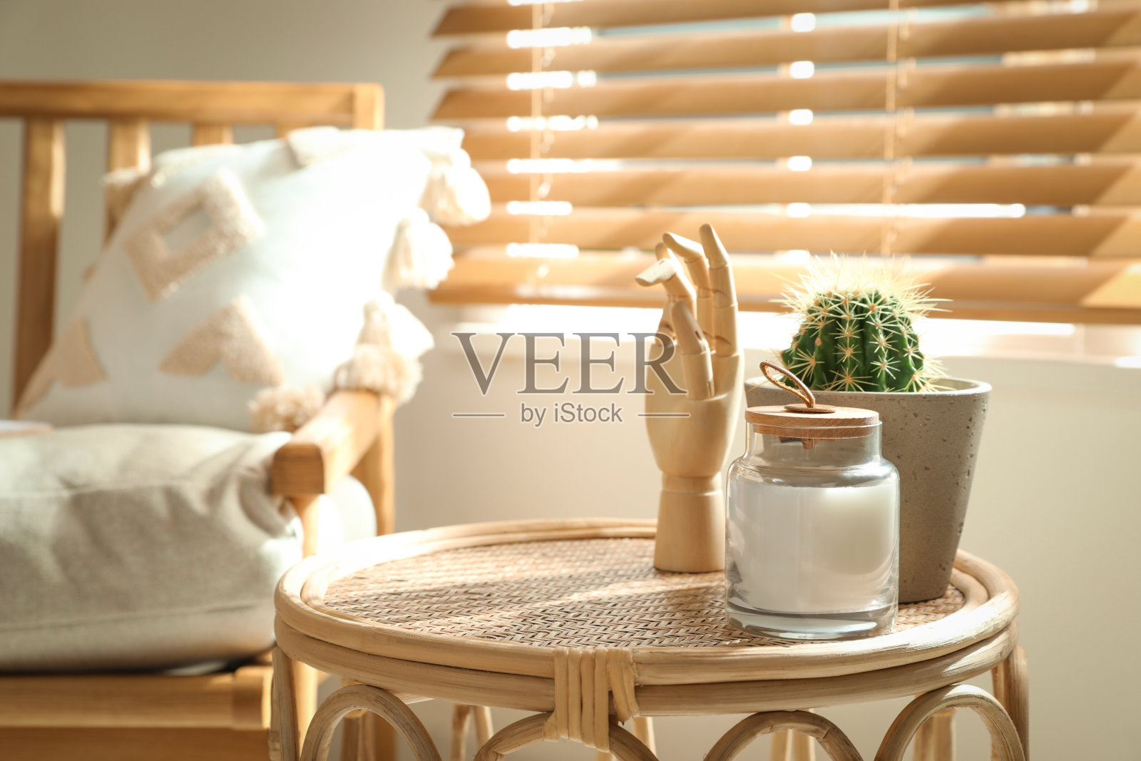 时尚的桌子装饰和室内植物在光的房间。室内设计照片摄影图片