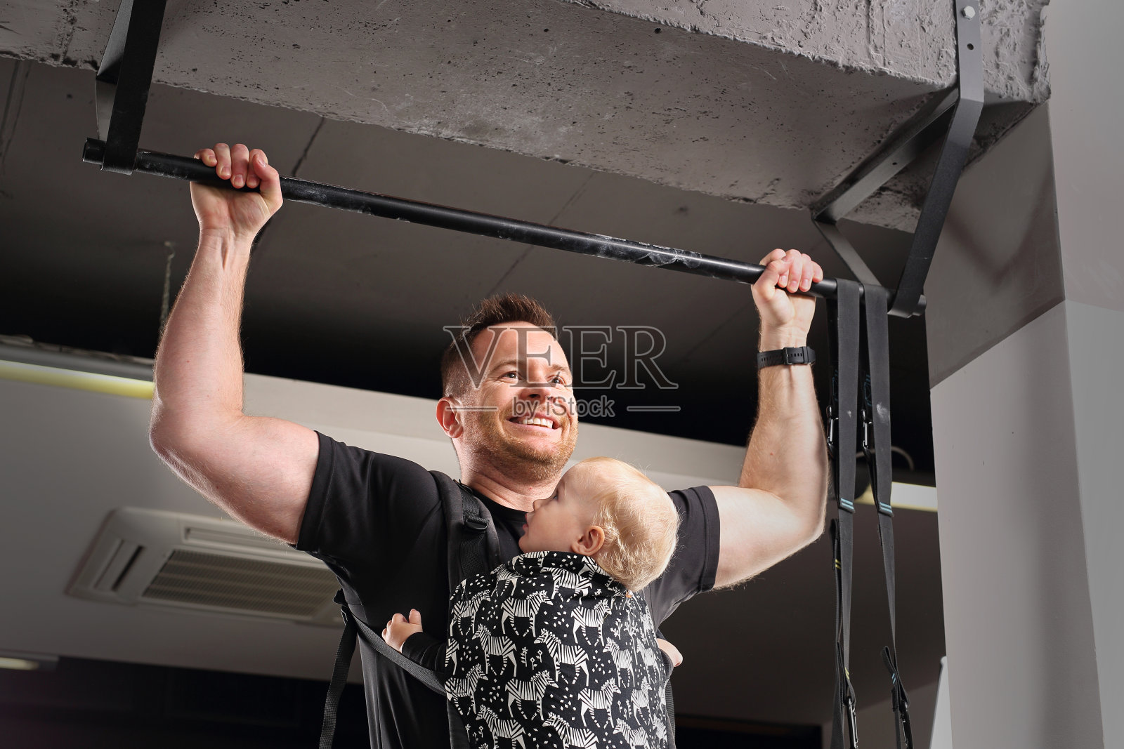 爸爸和宝宝在健身房,带着孩子训练照片摄影图片