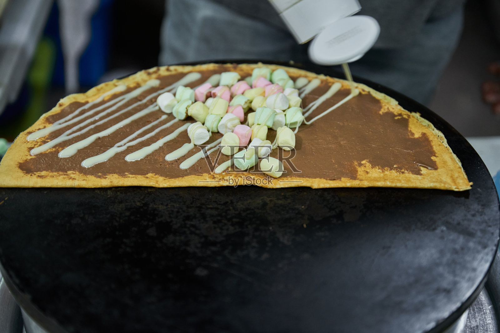 在烤架上用水果和巧克力做美味的可丽饼照片摄影图片