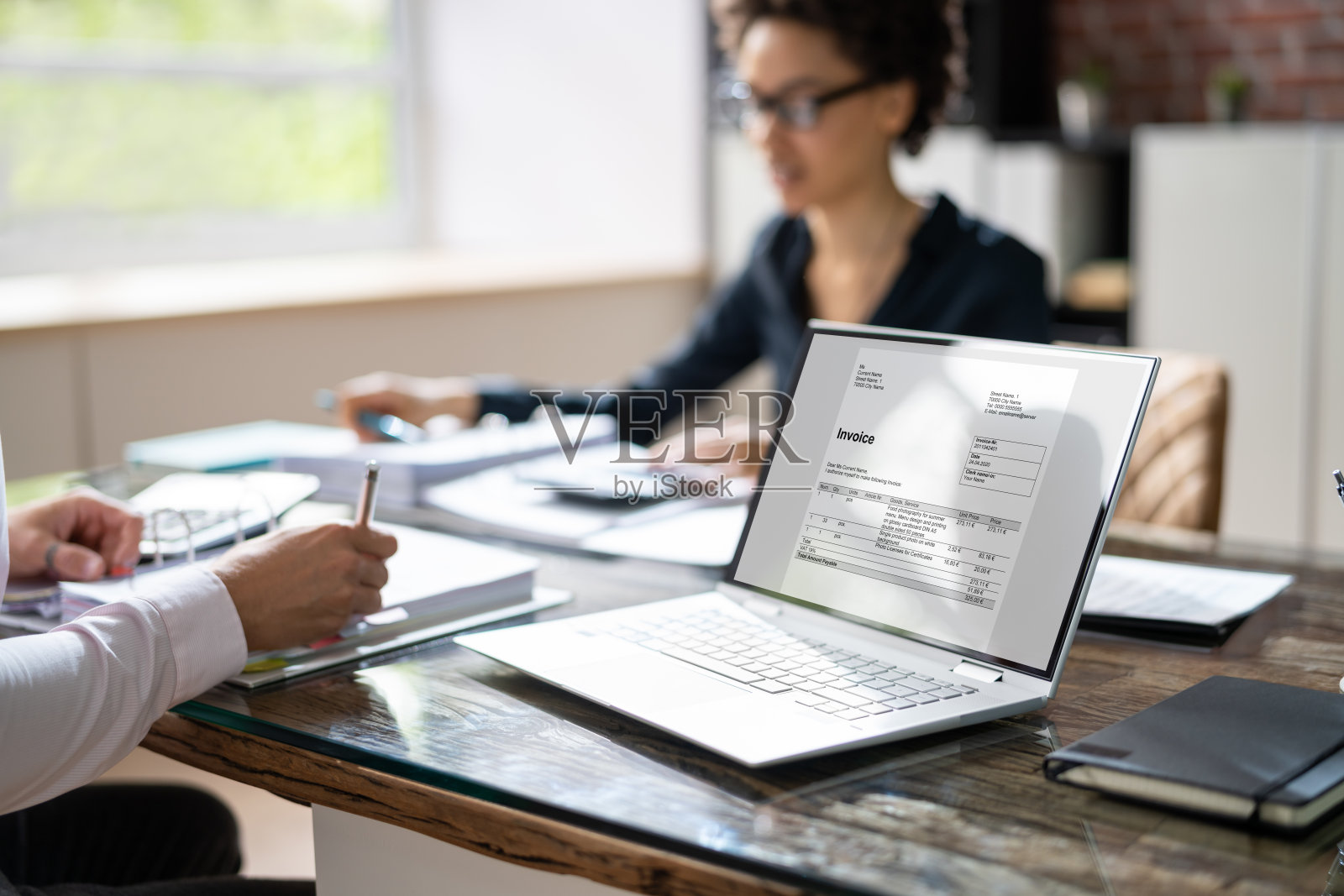 商人用计算器计算发票照片摄影图片