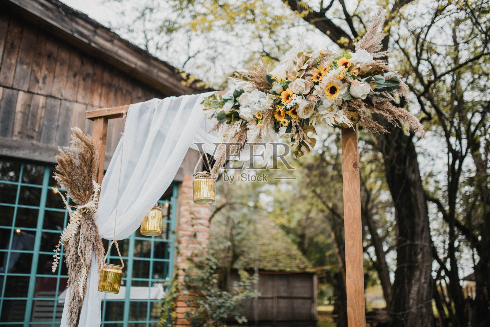 美丽的婚礼拱门和鲜花。照片摄影图片