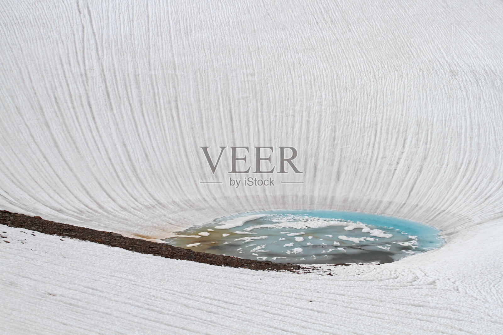 小湖在冰雪中,在瑞士阿尔卑斯山积雪融化期间照片摄影图片