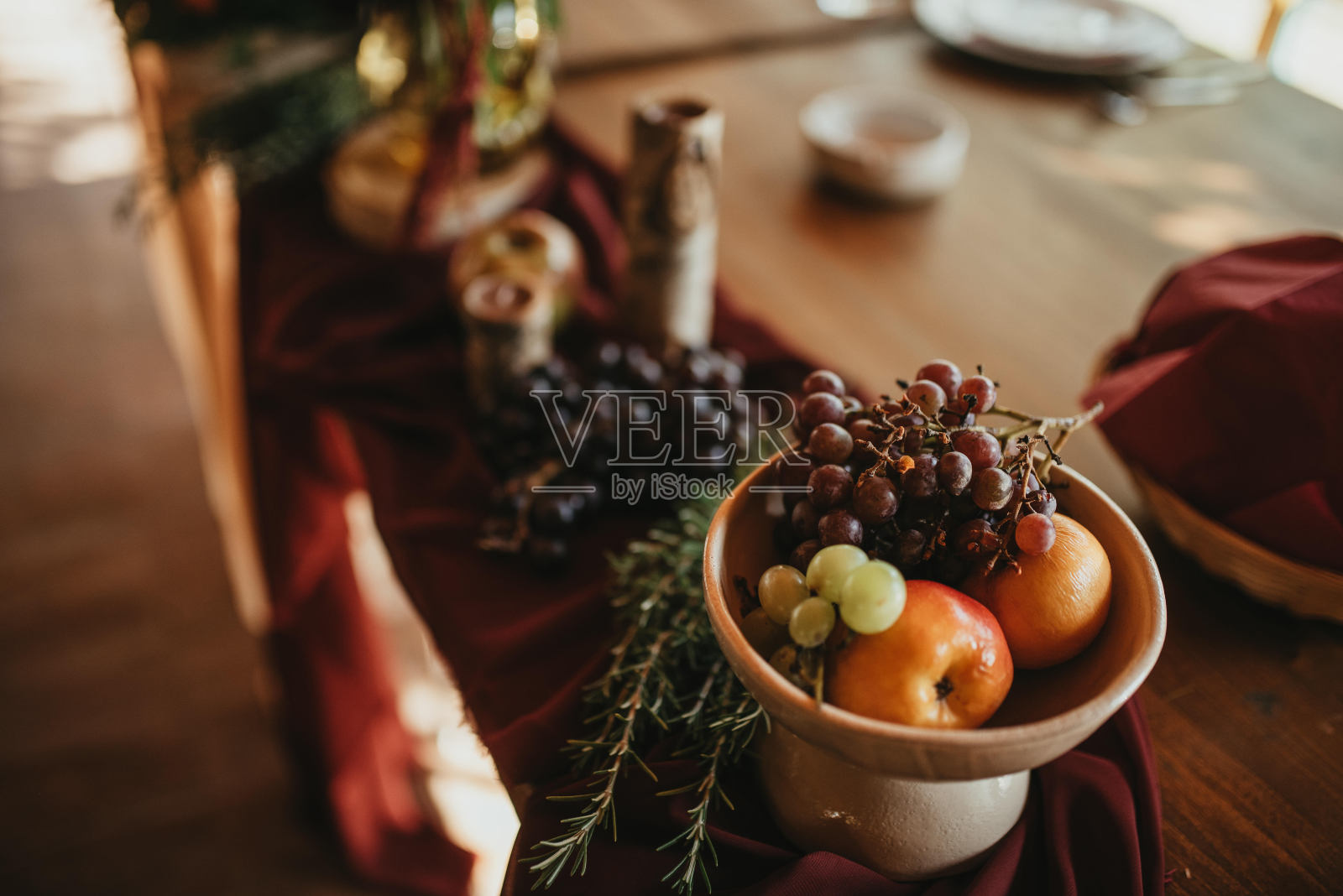 桌上有热带水果。照片摄影图片