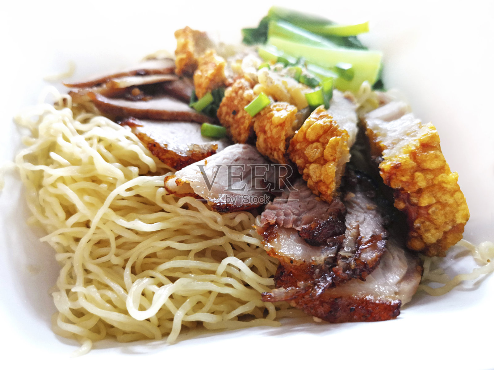 亚洲风味的五花肉馄饨蛋面照片摄影图片