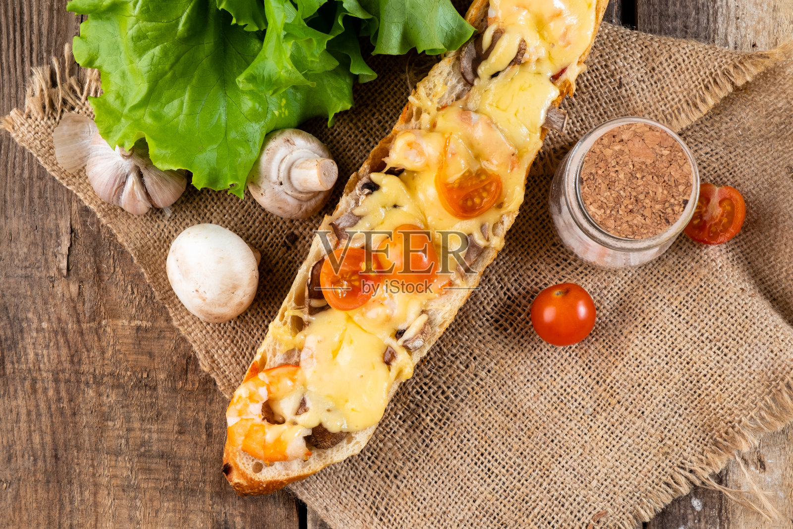 烘焙,面包上的披萨照片摄影图片