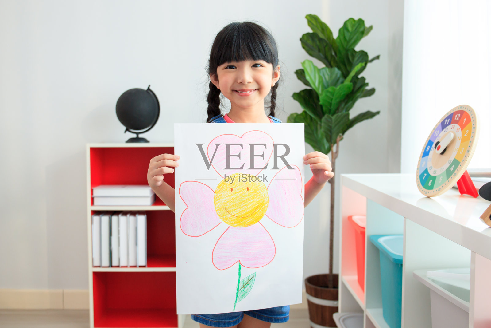 亚洲小女孩向镜头展示他的绘画艺术照片摄影图片