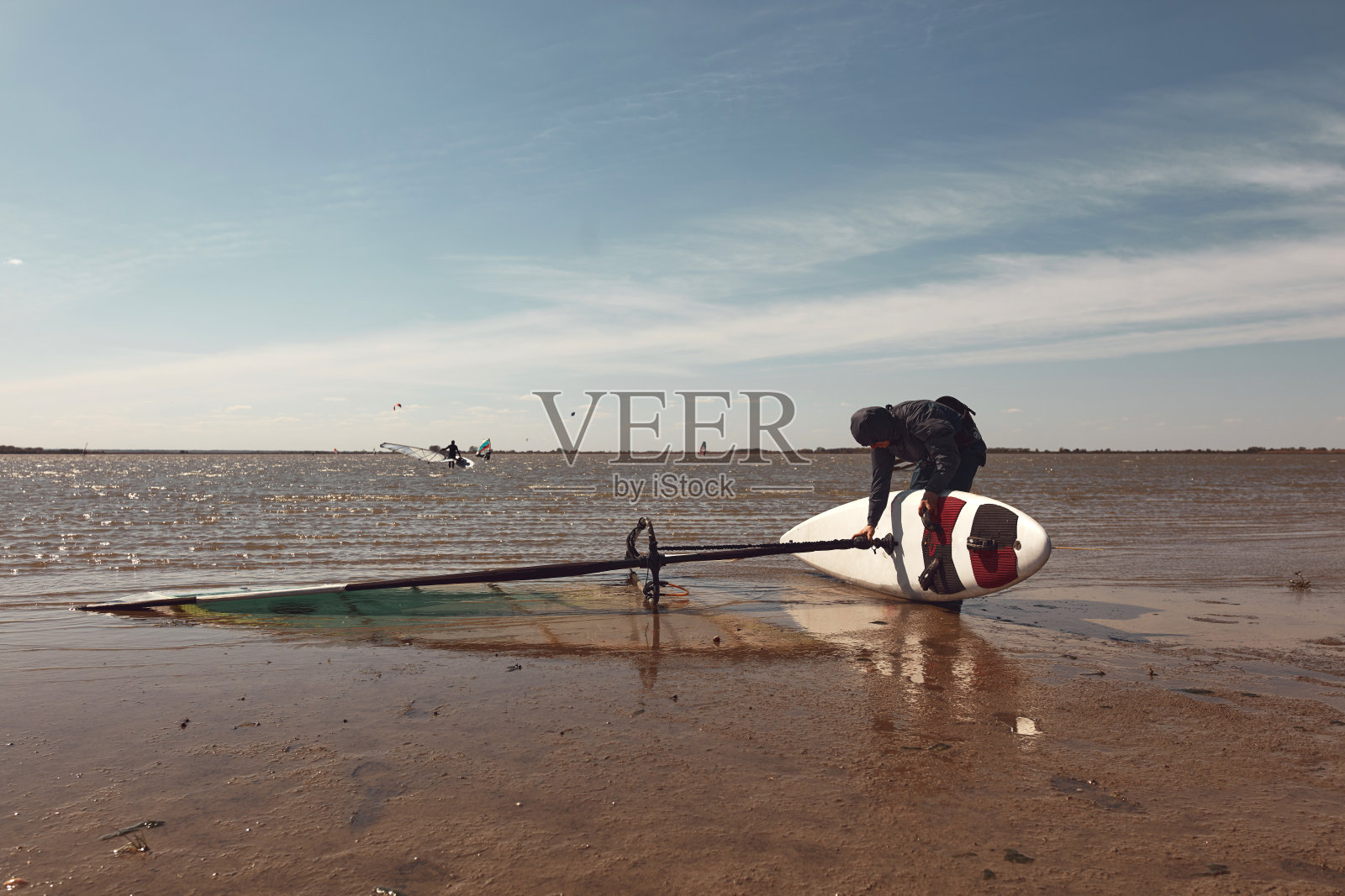 帆板爱好者在湖上享受阳光明媚的周末。照片摄影图片