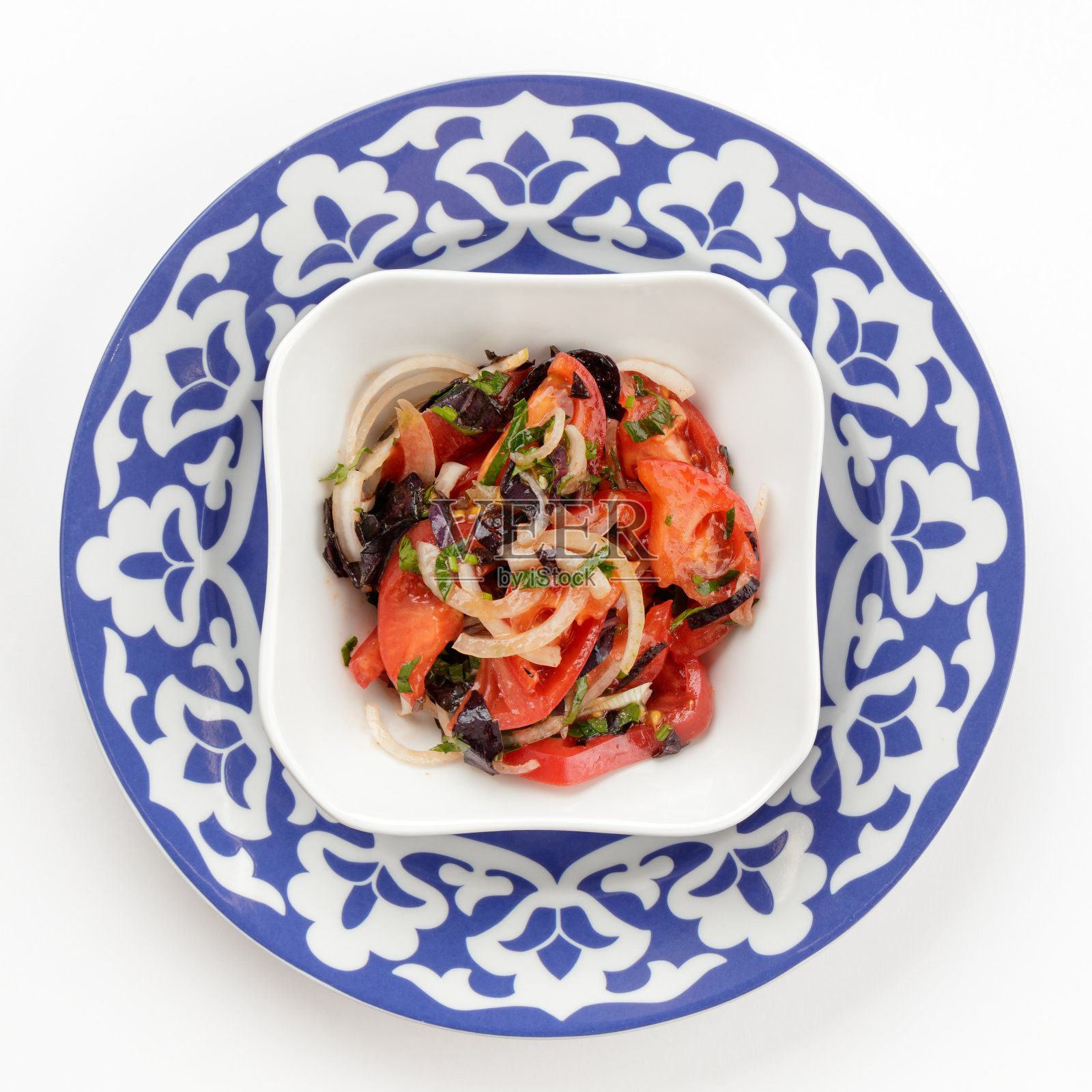 传统盘子里的东方乌兹别克沙拉照片摄影图片