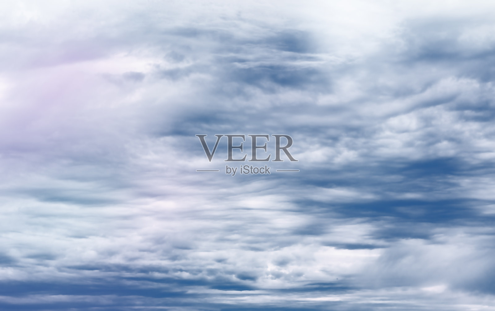 蓝色的天空背景。副本的空间。照片摄影图片