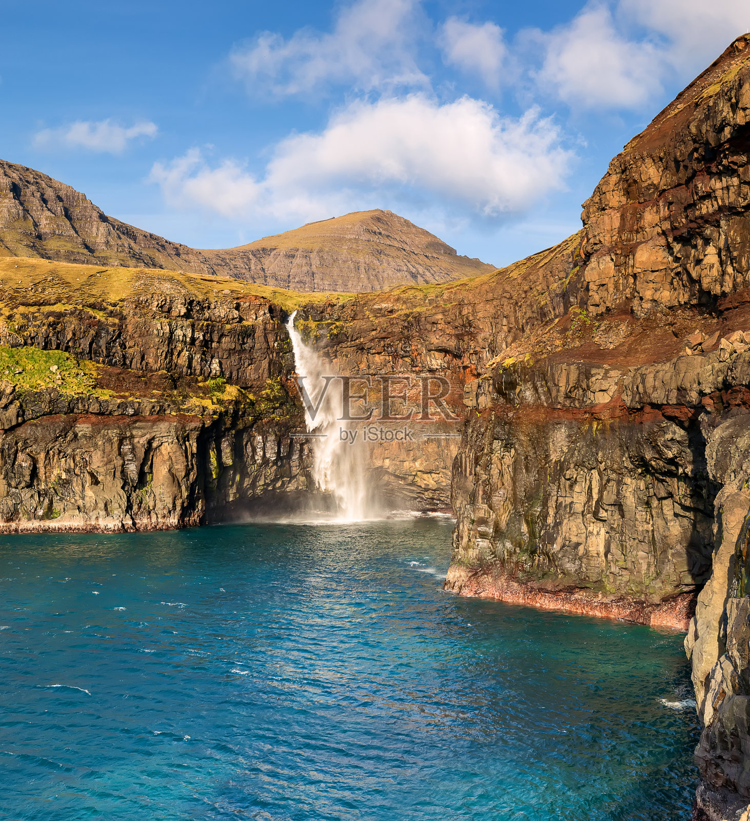 法罗群岛。瓦格尔岛和大西洋著名的穆拉弗索瀑布。丹麦照片摄影图片