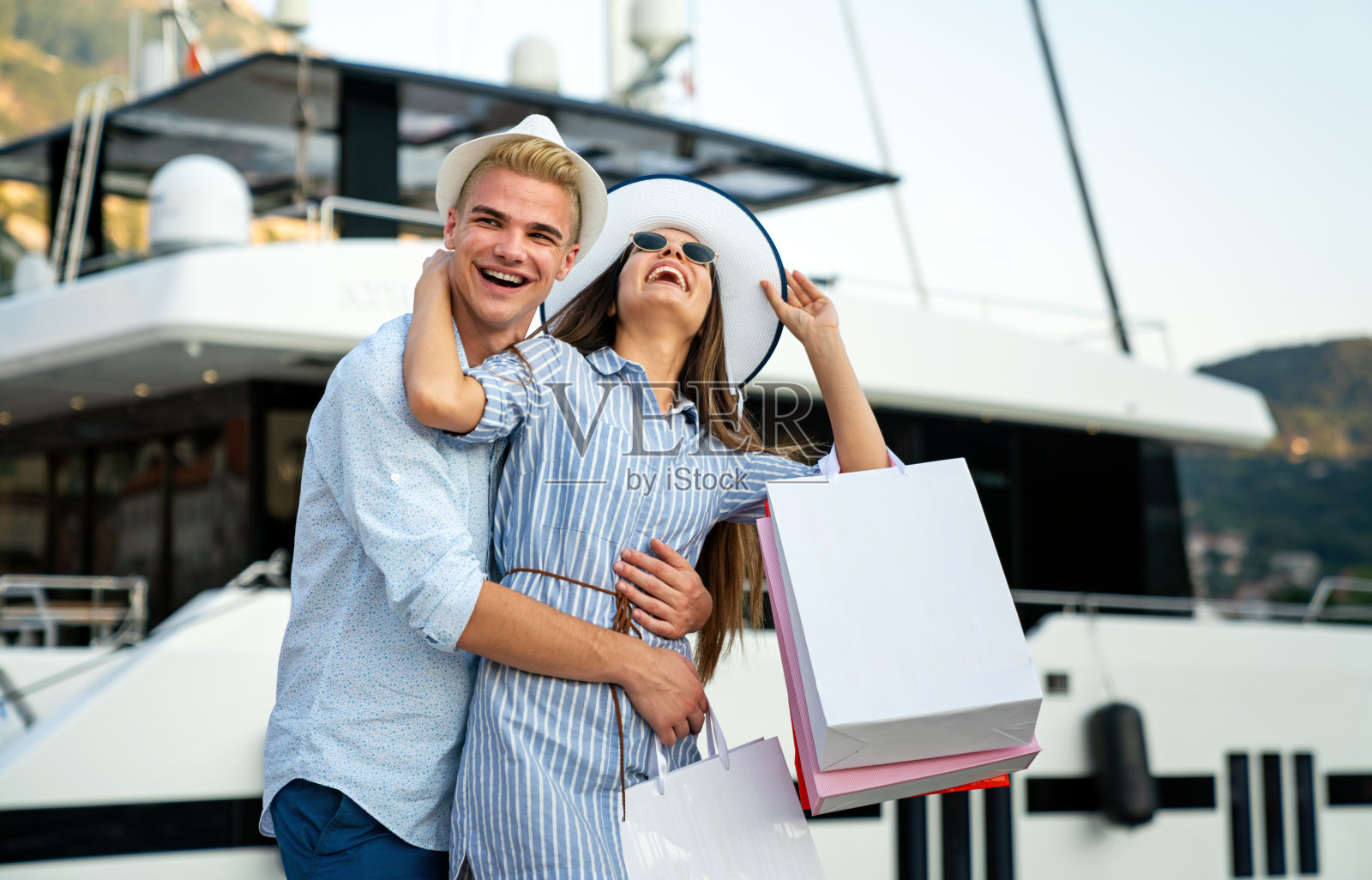 美丽的年轻夫妇享受购物,有乐趣在一起。消费主义,爱情,约会观念照片摄影图片