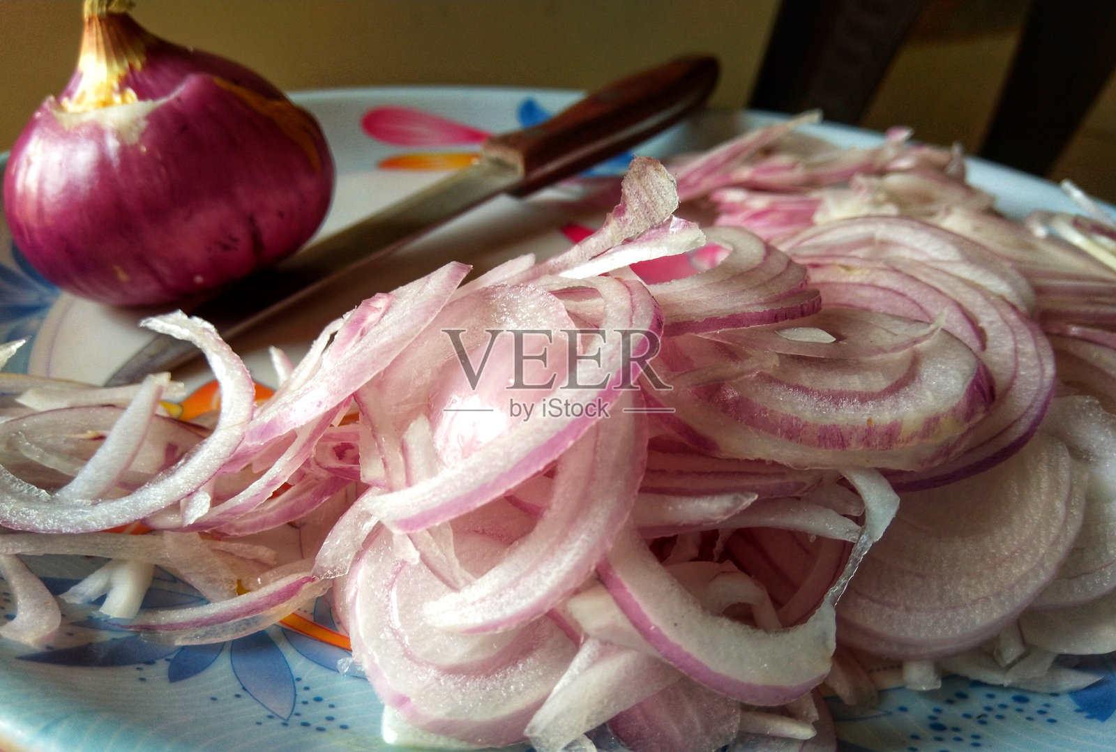 把切碎的洋葱放在盘子里做背景。照片摄影图片