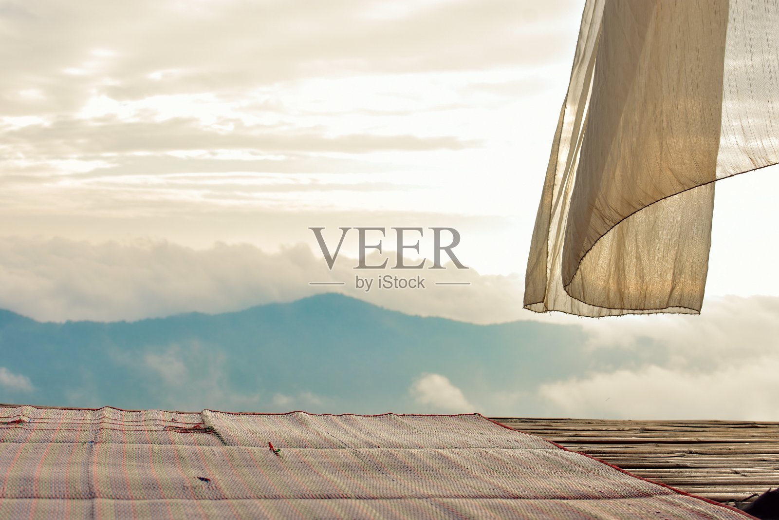 山景城。在泰国清迈的山上,早晨拉开窗帘。照片摄影图片