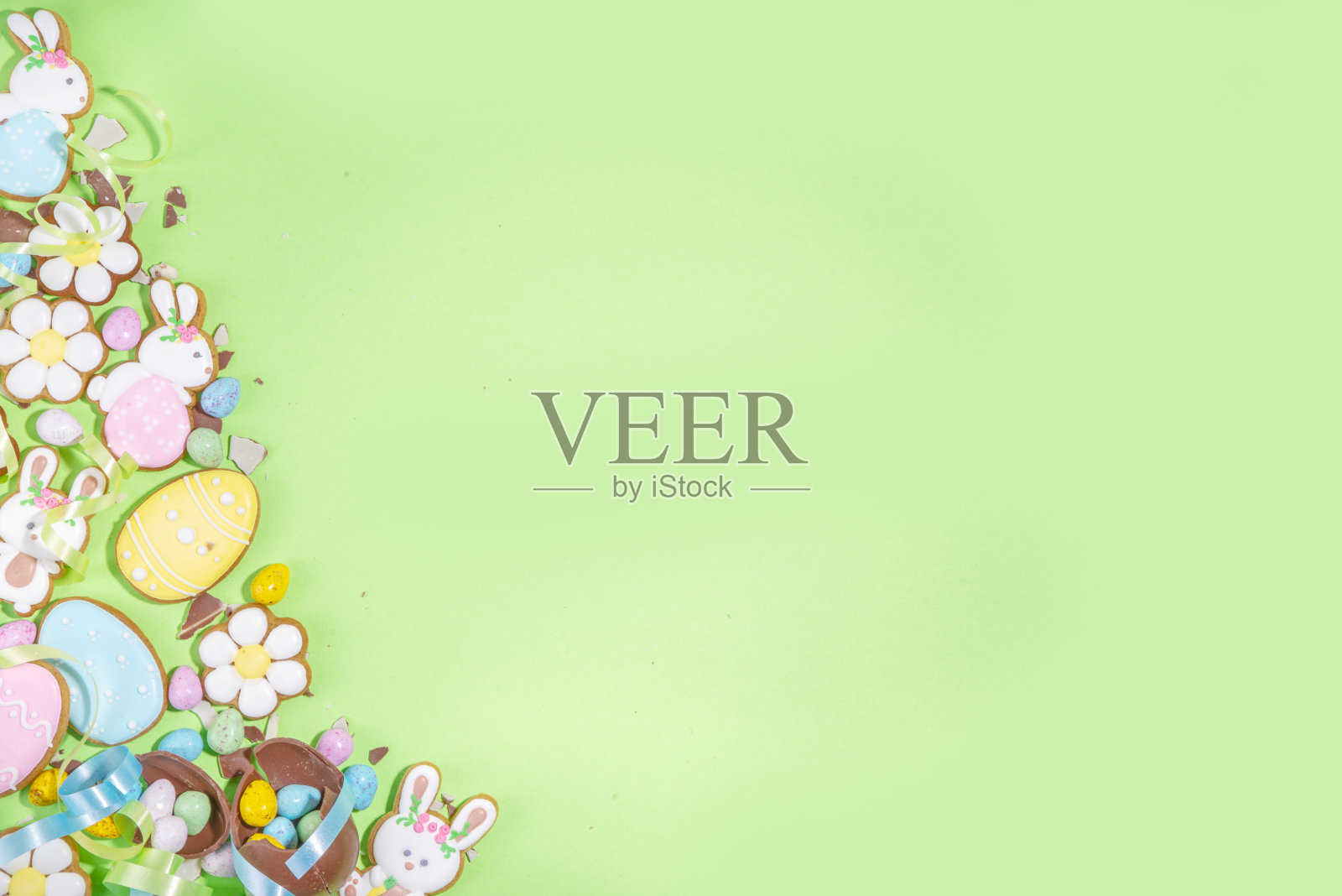 复活节彩蛋和饼干的背景照片摄影图片