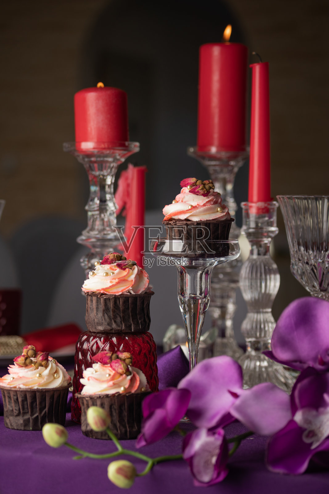 粉色和紫色的装饰和纸杯蛋糕照片摄影图片