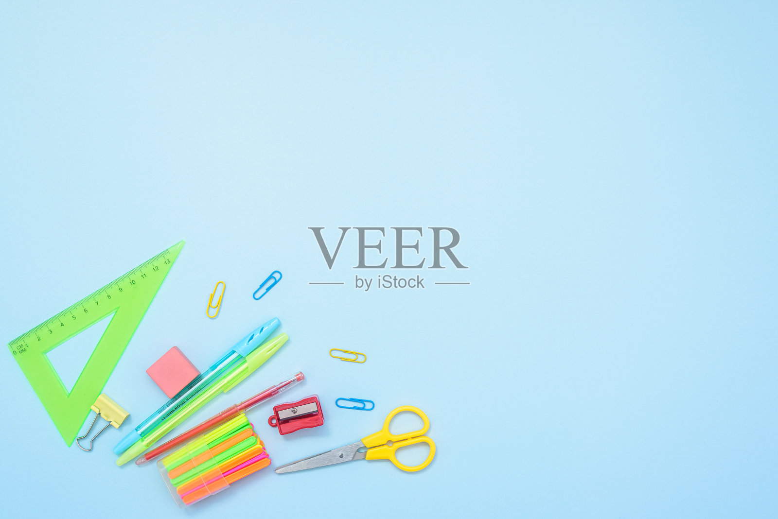 学校文具在蓝色背景,平铺与文字空间照片摄影图片