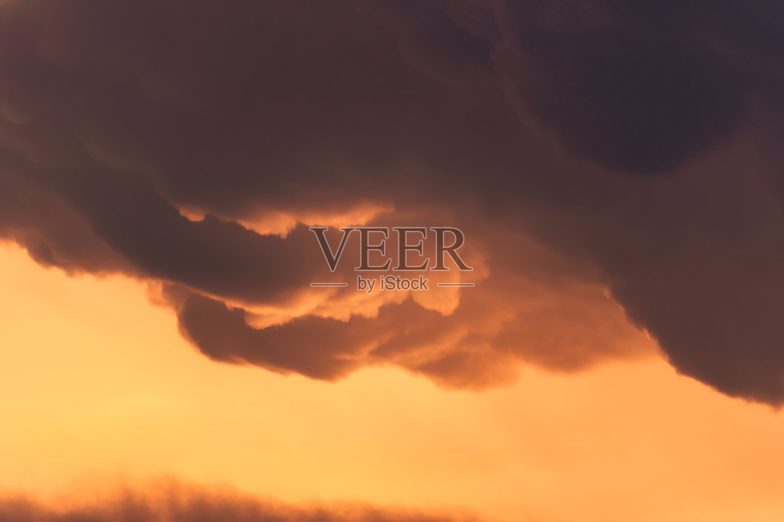 美丽戏剧性的天空和积云在日落照片摄影图片