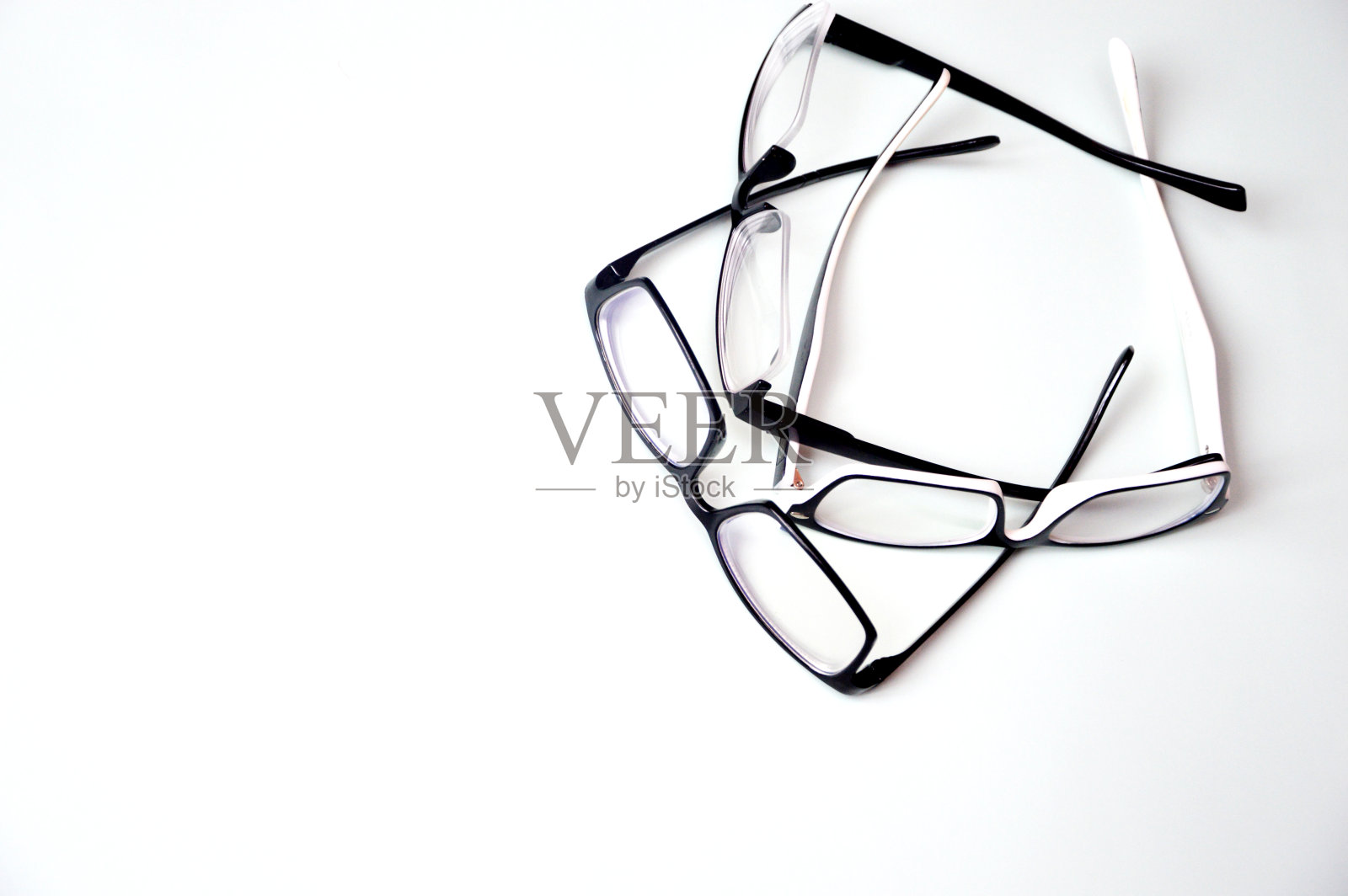 带有矫正视力镜片的黑框眼镜放在白色背景上。光学、眼科医学。为文本留出空间照片摄影图片