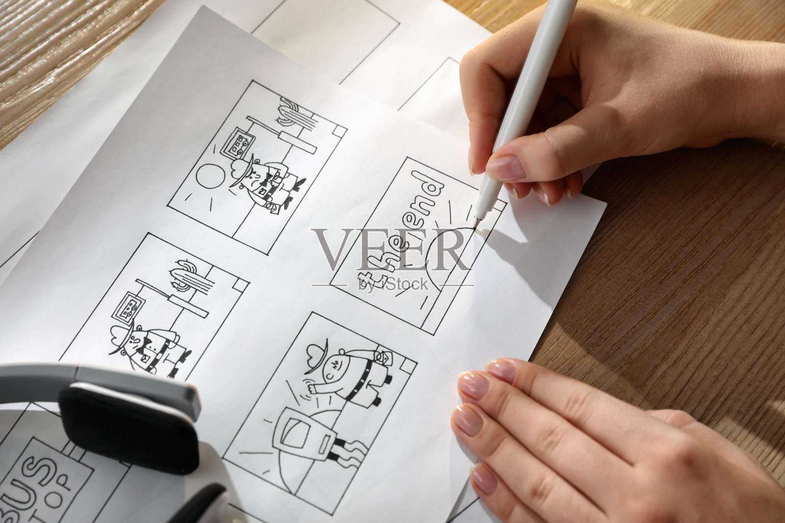 女人在工作场所画卡通草图,特写。前期制作过程照片摄影图片