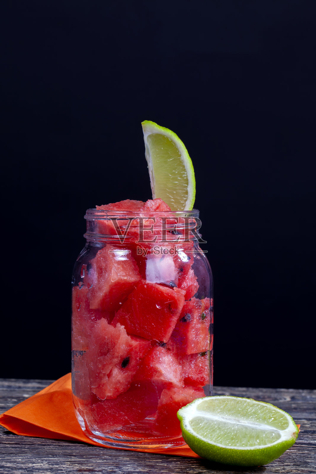 从成熟的西瓜浆果中提取的红色甜西瓜汁照片摄影图片