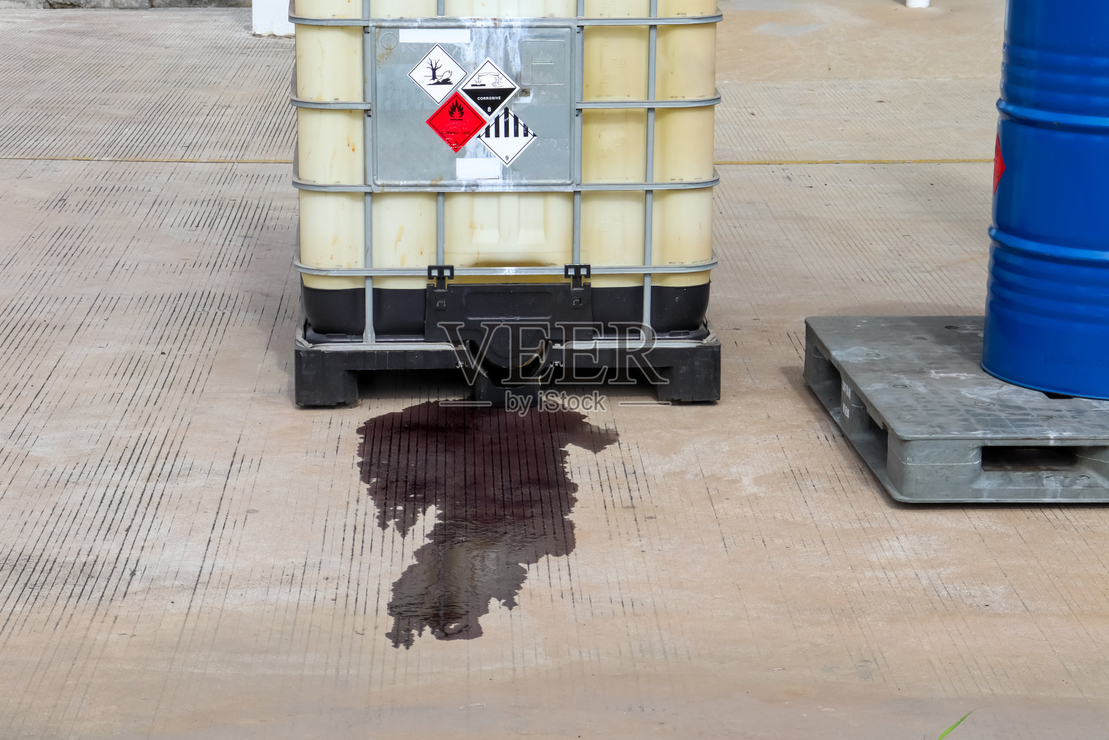 来自工业或实验室的化学品在地板上泄漏并破坏环境照片摄影图片