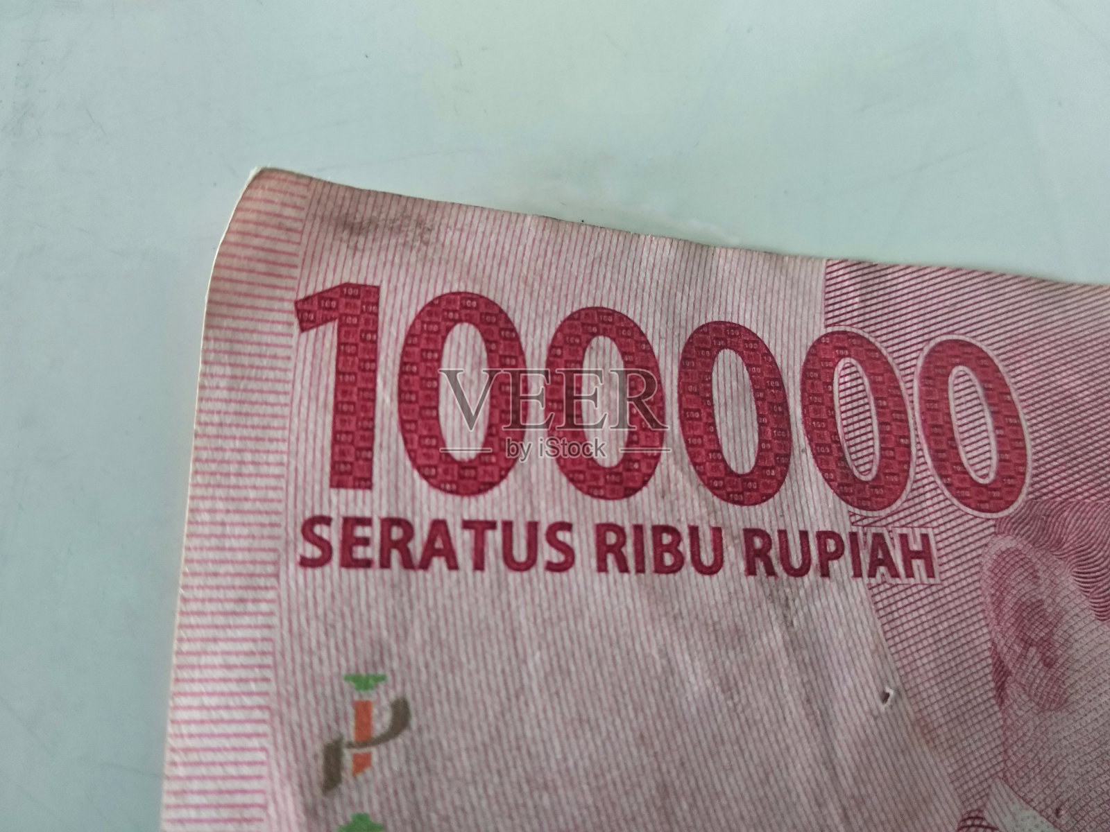 印尼纸币。100000印尼盾孤立在白色背景照片摄影图片