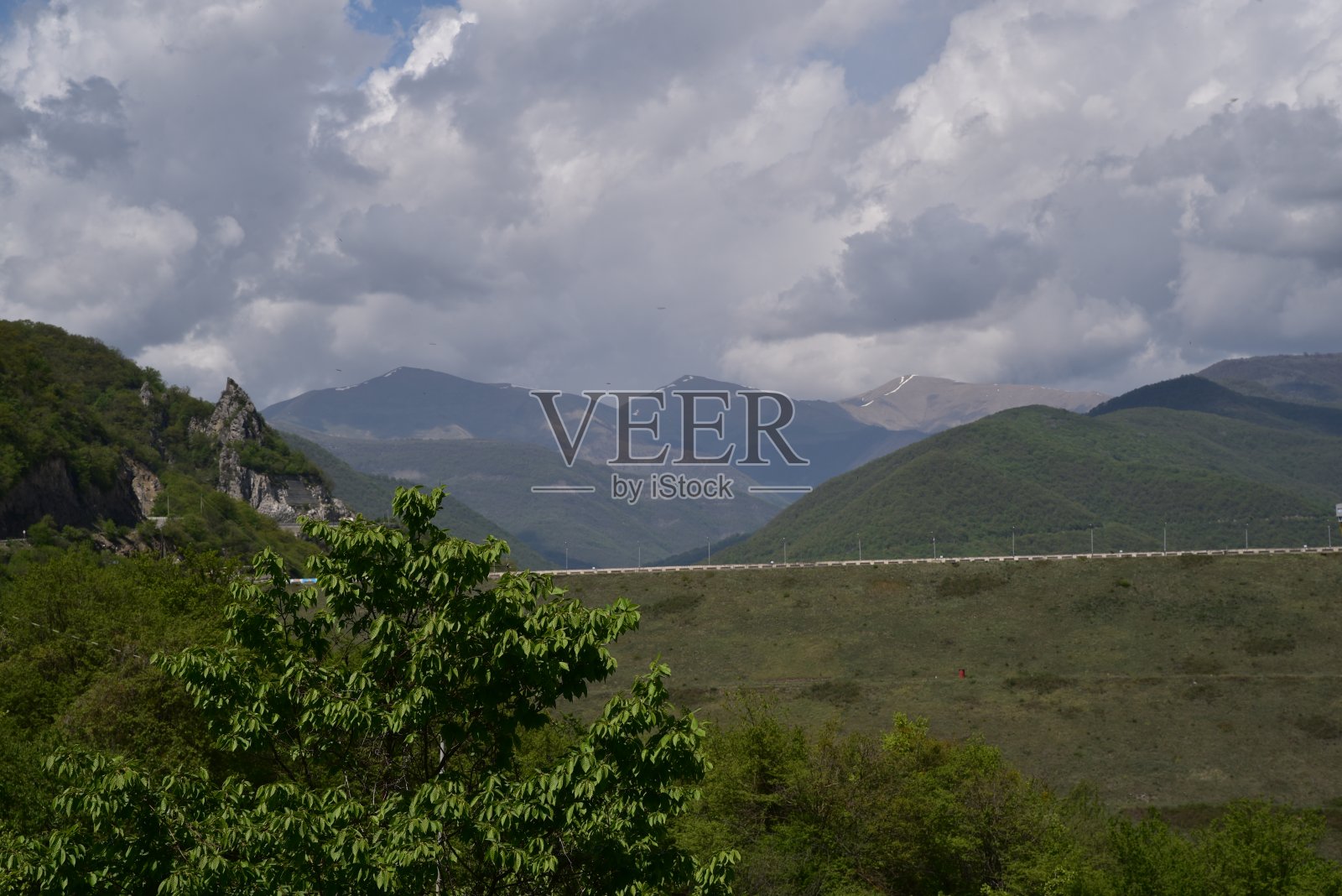 高加索山脉和湖泊照片摄影图片